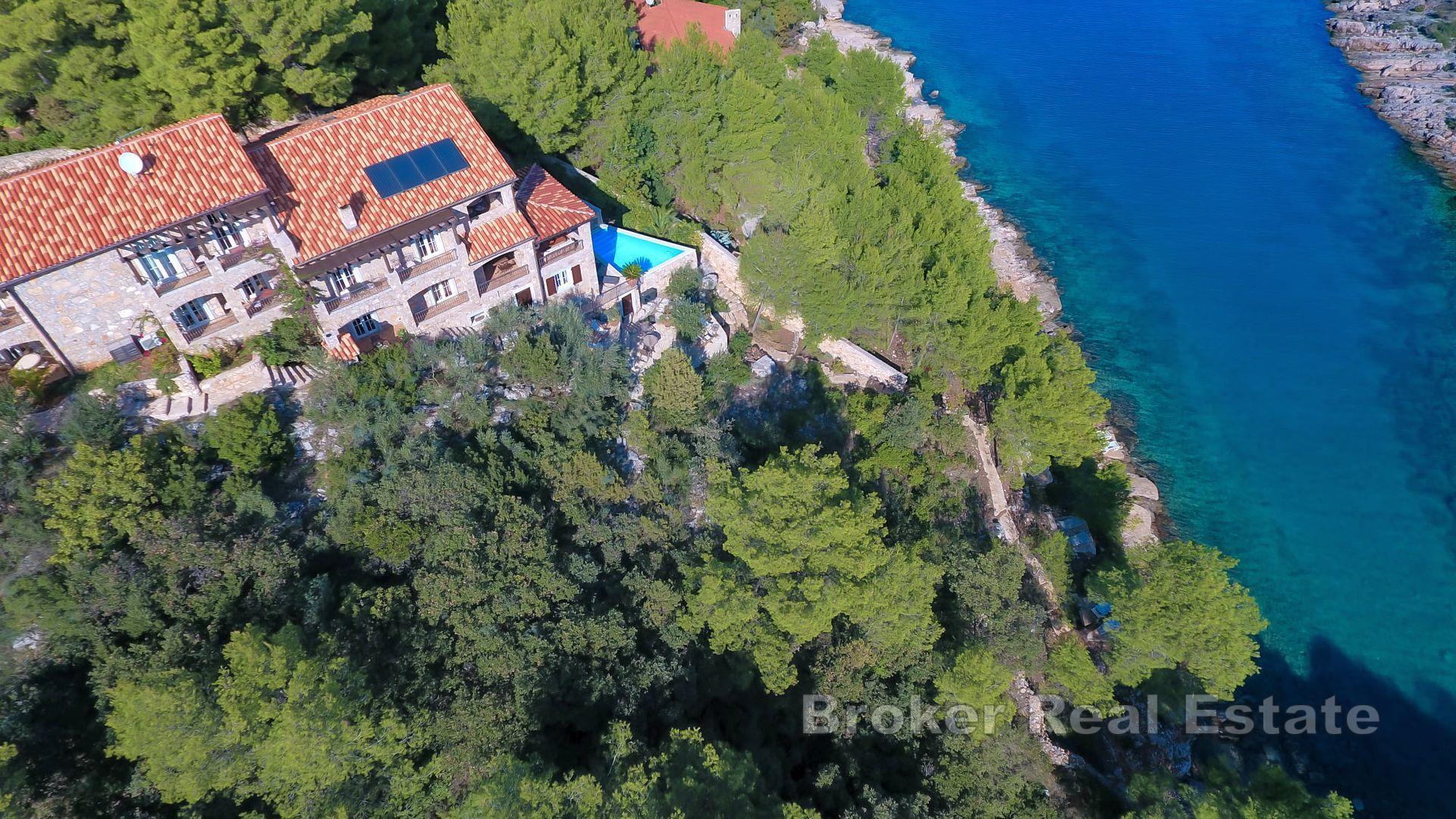 Maison en pierre unique en bord de mer