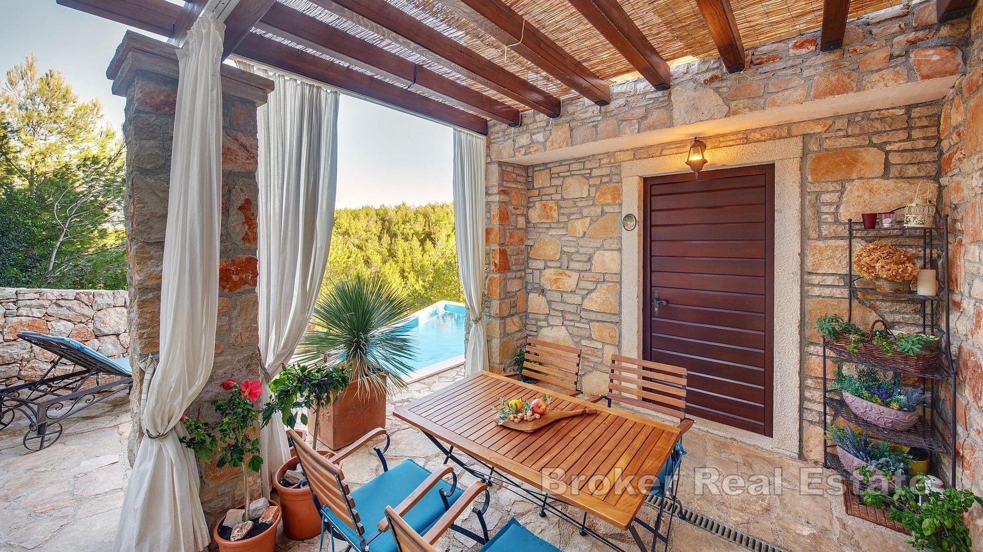 Maison en pierre unique en bord de mer