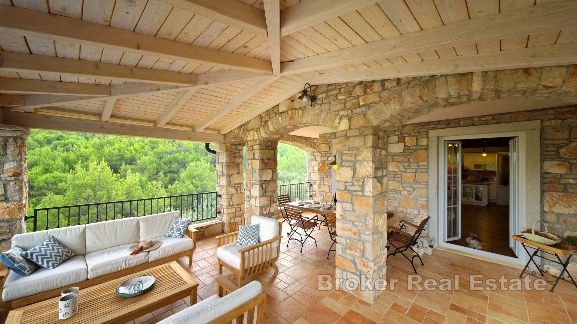 Unikt steinhus ved sjøen