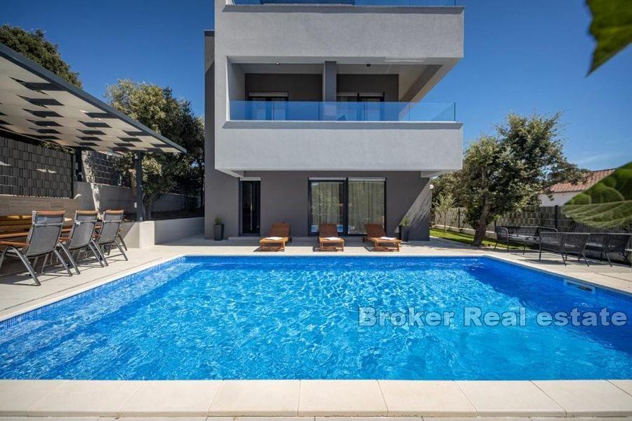 Luxusní vila s bazénem a výhledem na moře