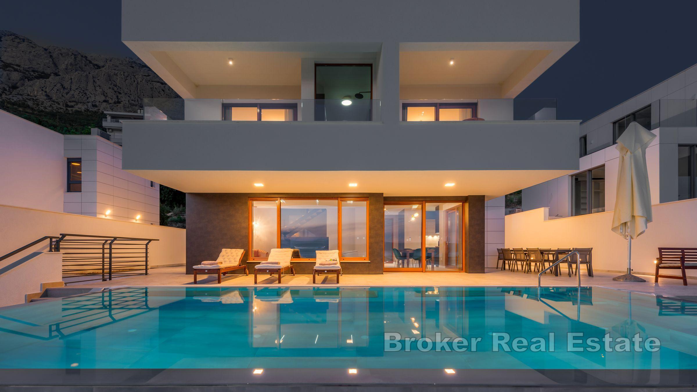 Villa con piscina e vista mare aperta