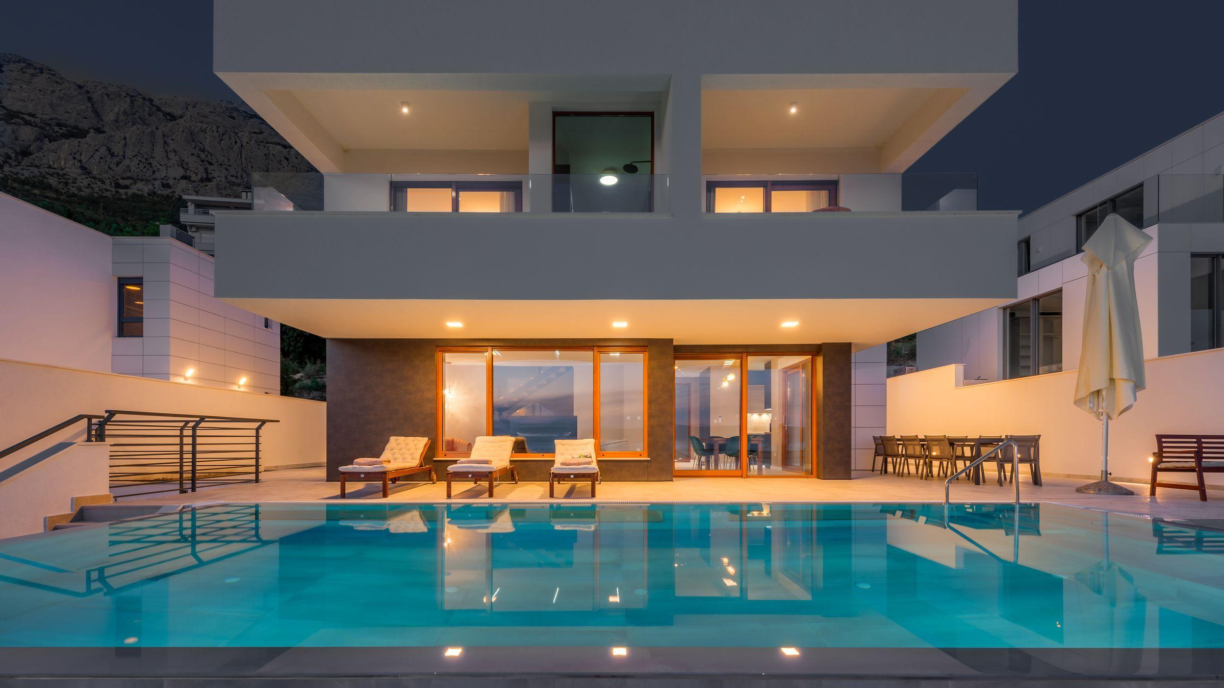 Villa con piscina e vista mare aperta