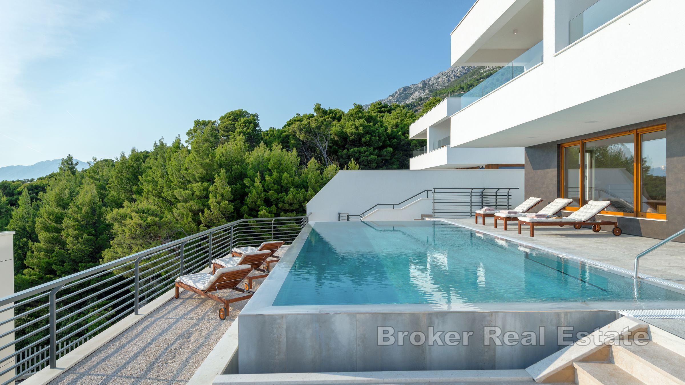 Villa avec piscine et vue dégagée sur la mer