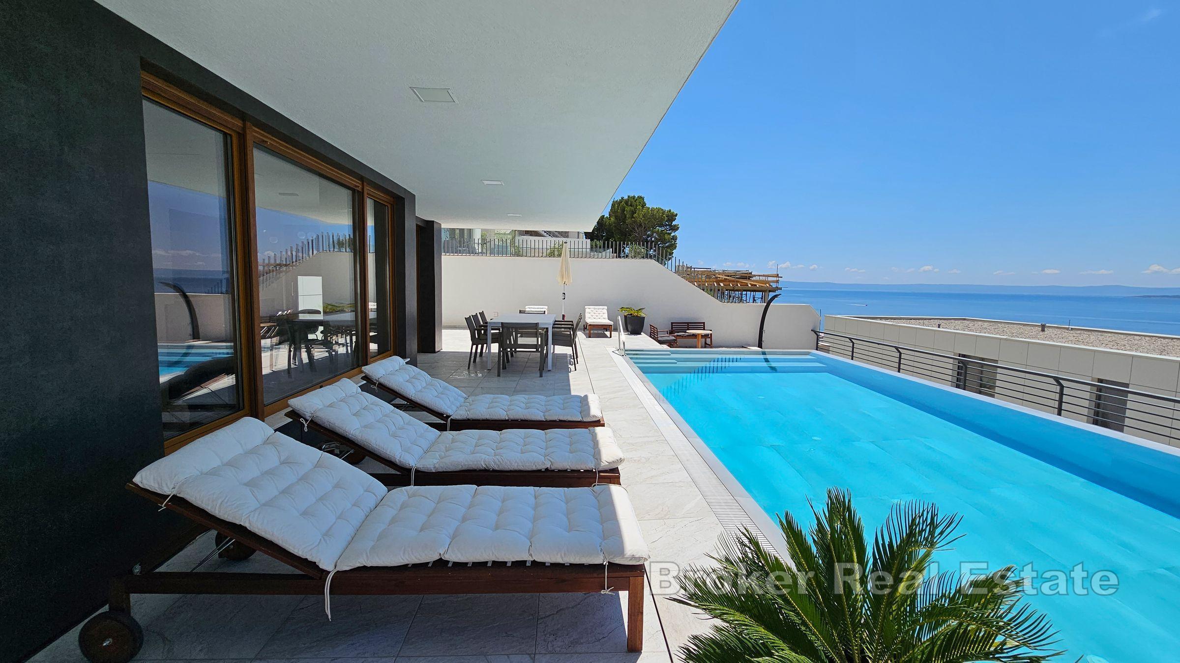 Villa con piscina e vista mare aperta