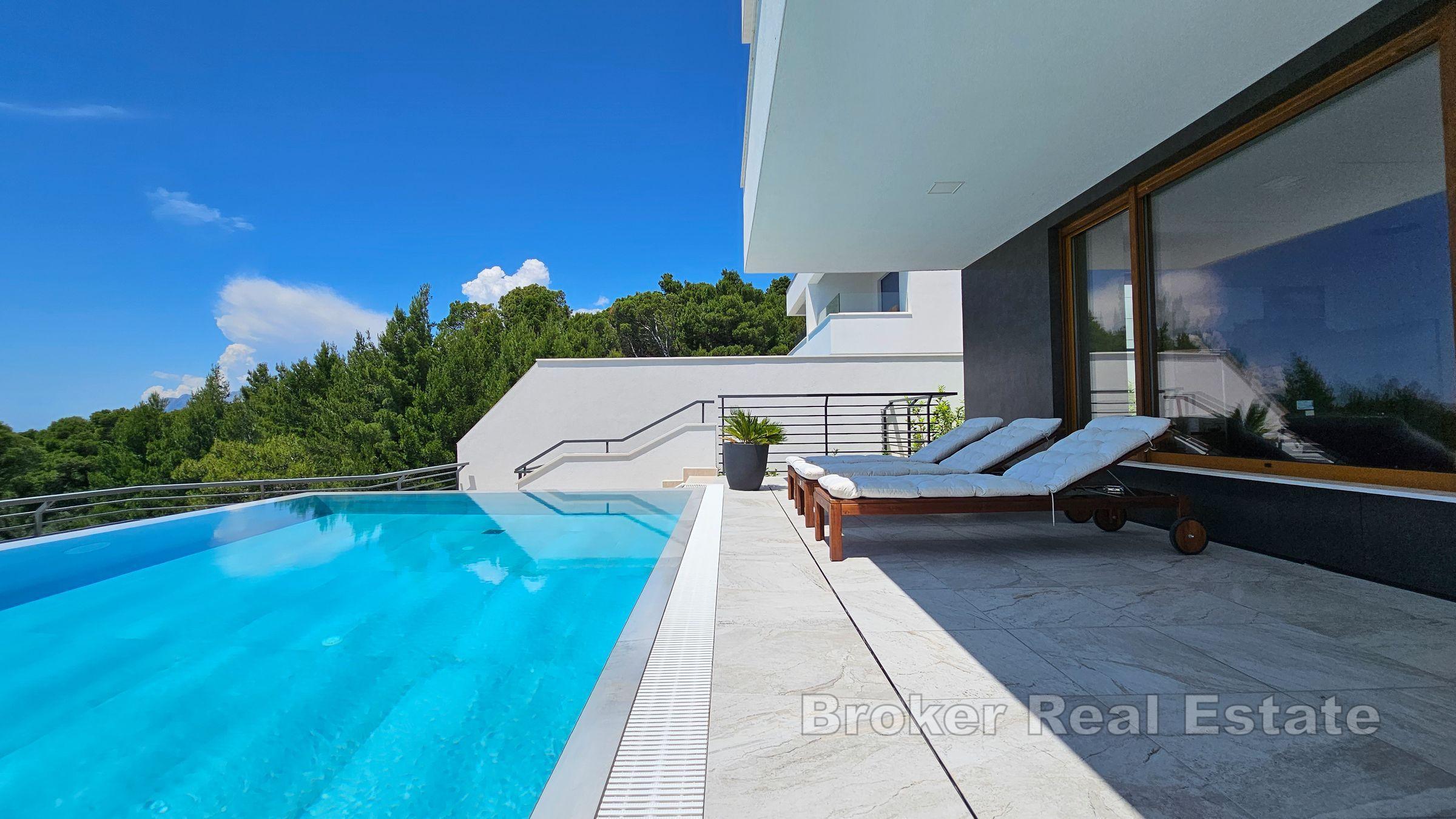 Villa mit Pool und offenem Meerblick