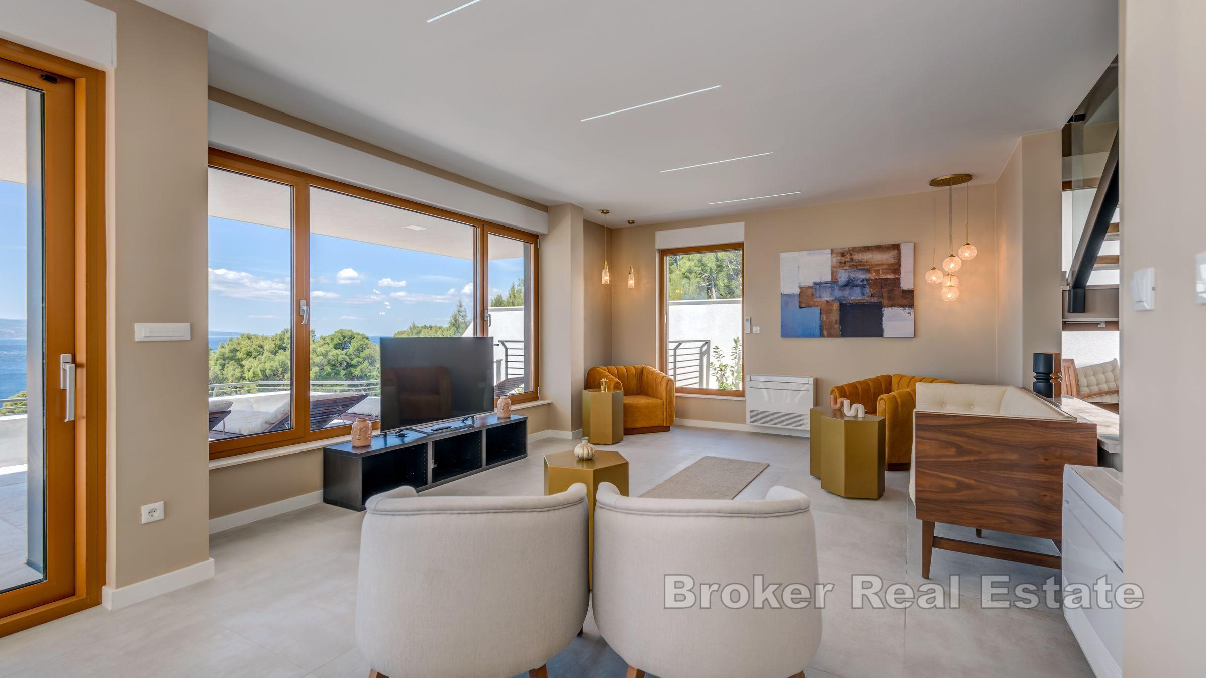 Villa mit Pool und offenem Meerblick
