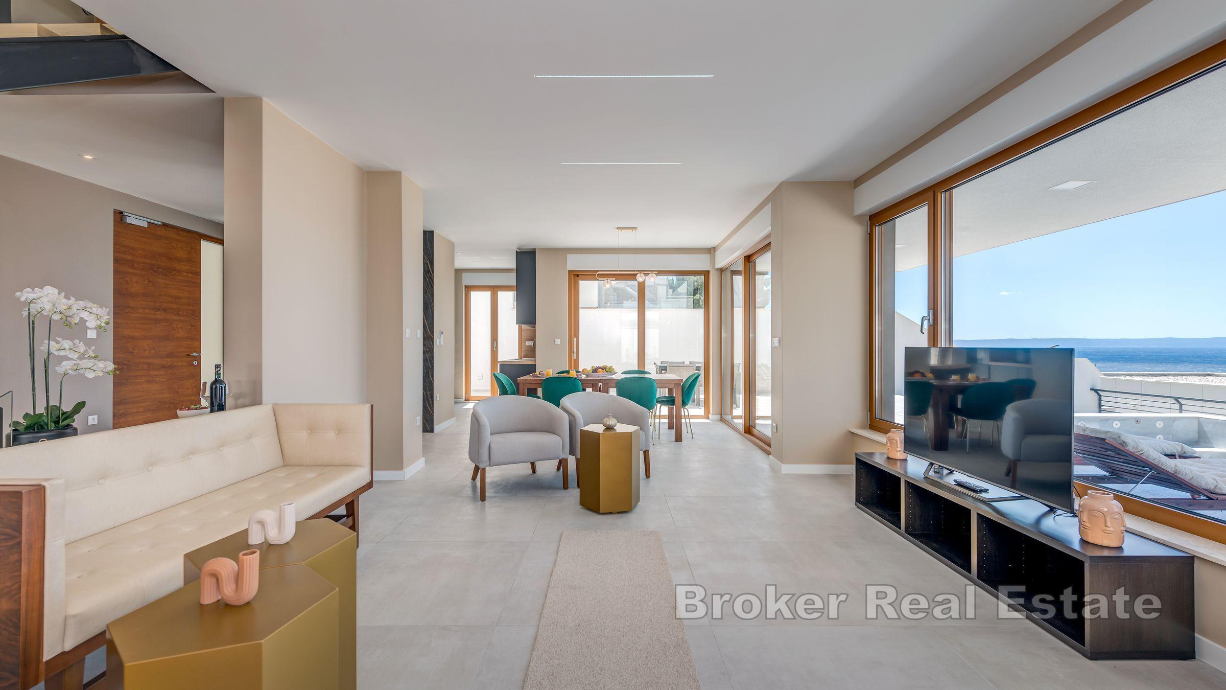 Willa z basenem i widokiem na otwarte morze