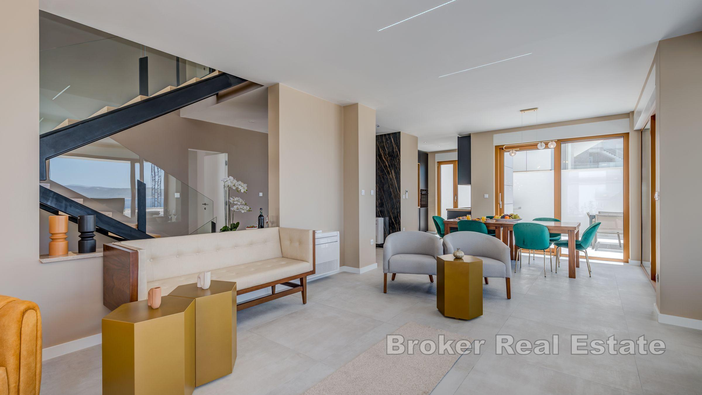 Willa z basenem i widokiem na otwarte morze