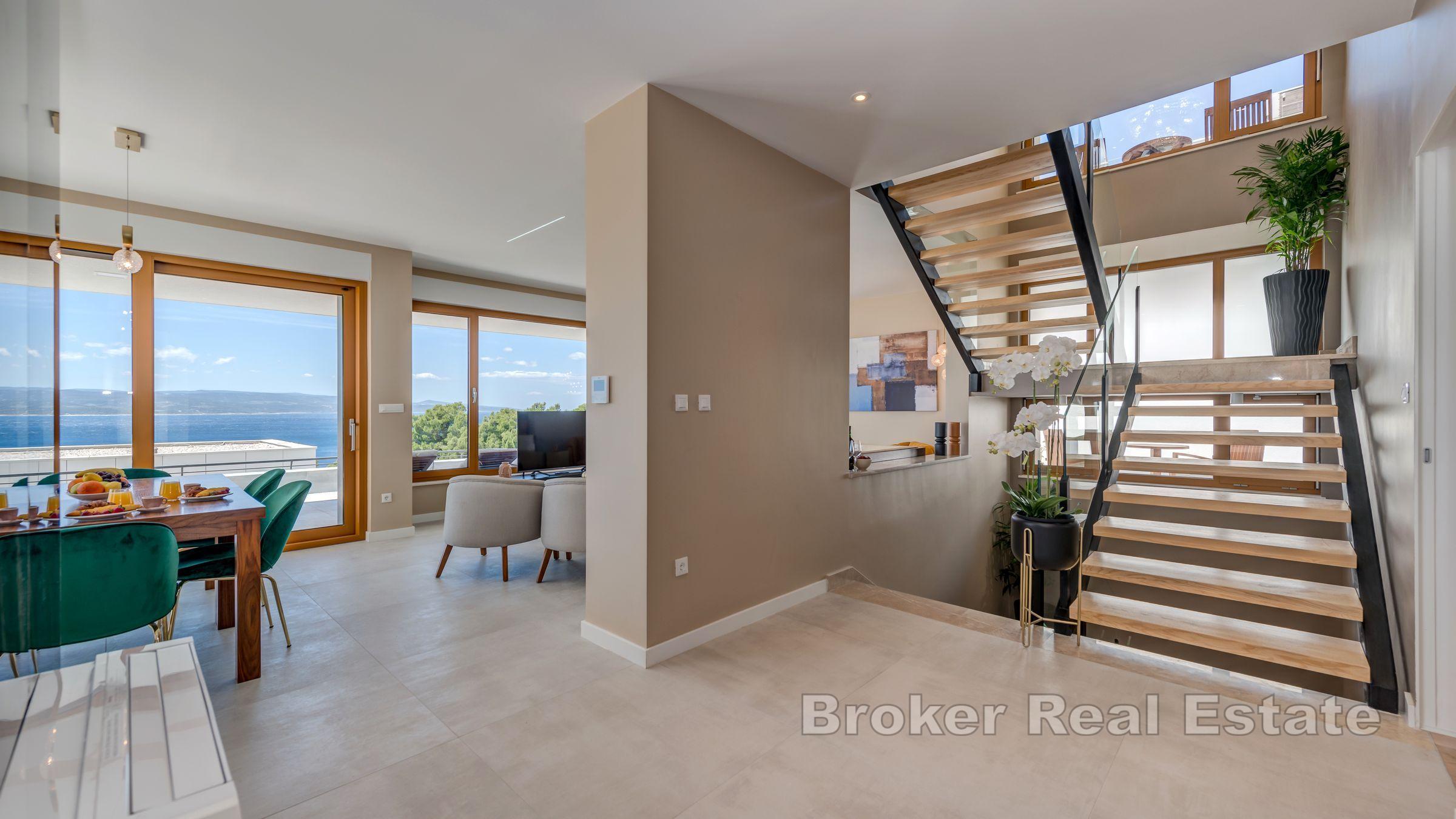 Willa z basenem i widokiem na otwarte morze