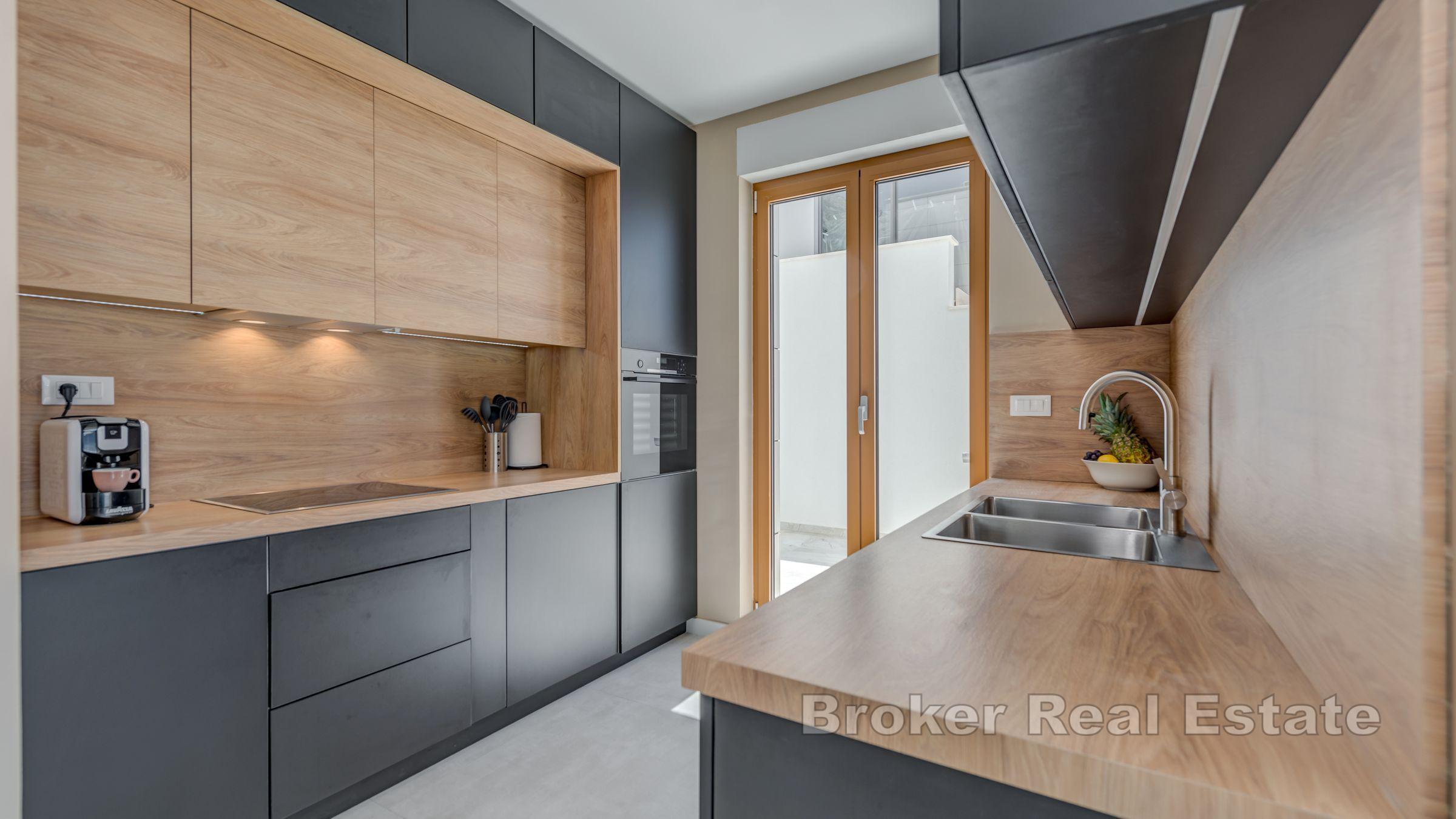 Willa z basenem i widokiem na otwarte morze