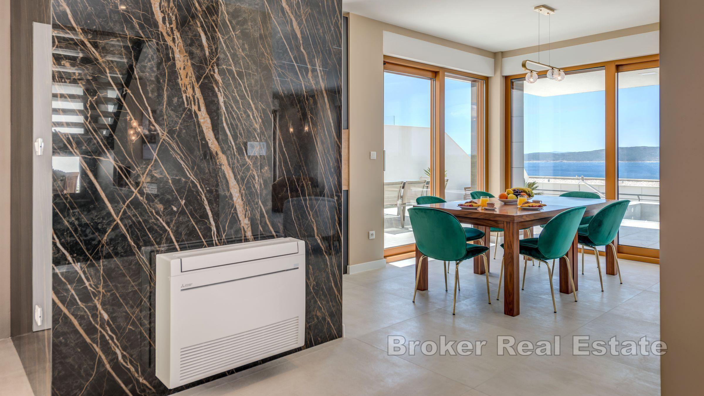 Willa z basenem i widokiem na otwarte morze