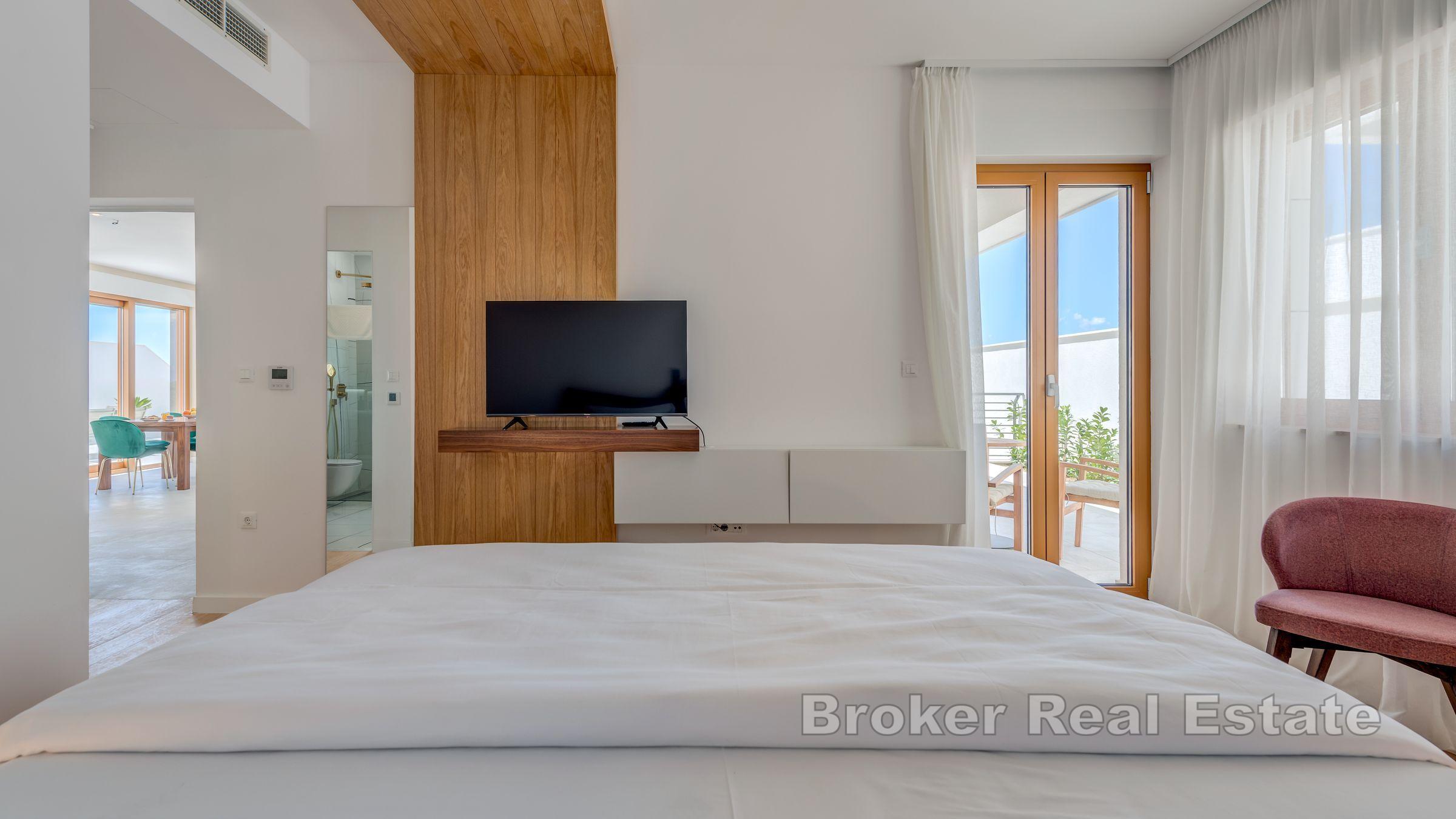 Willa z basenem i widokiem na otwarte morze