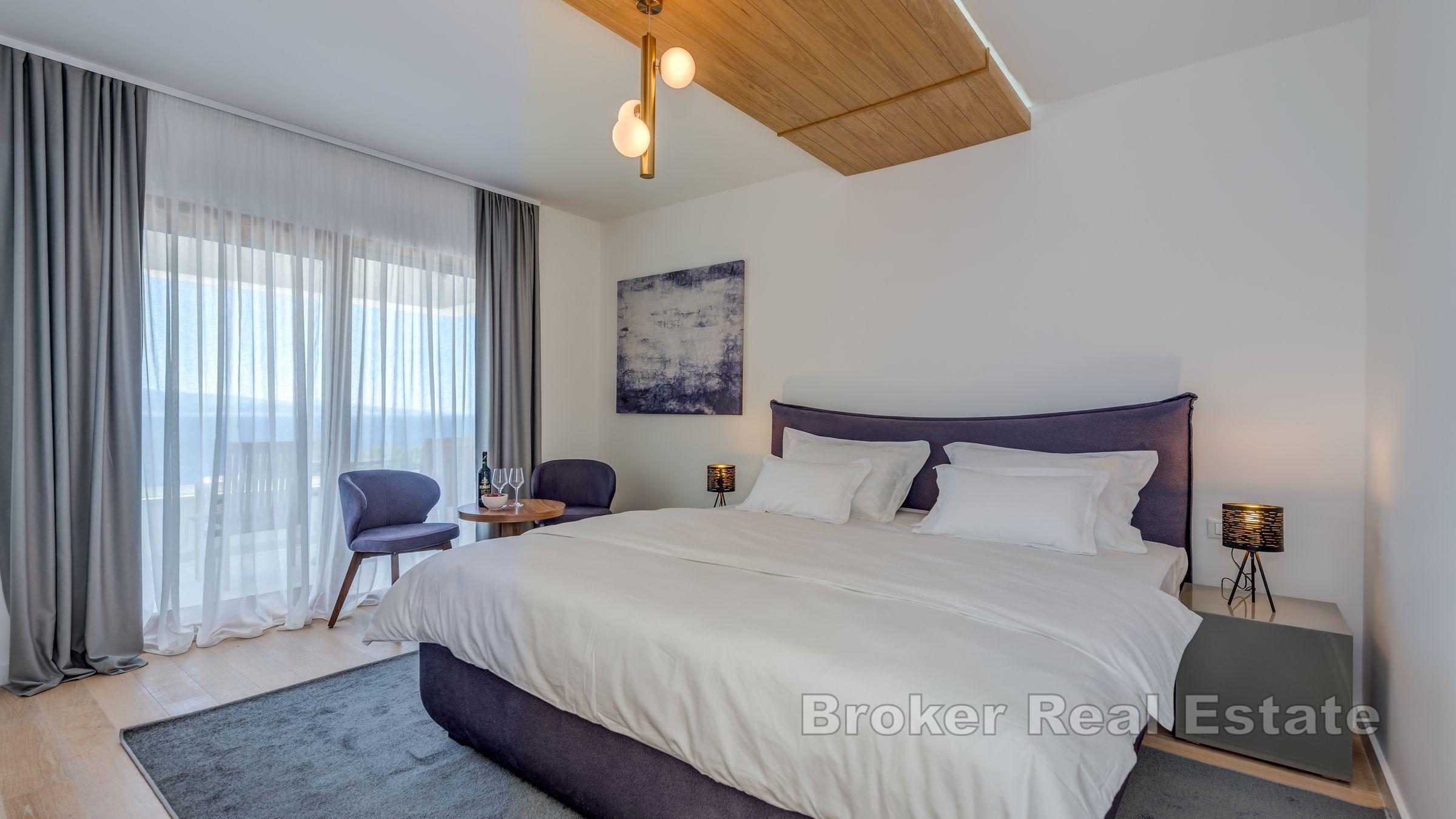 Willa z basenem i widokiem na otwarte morze