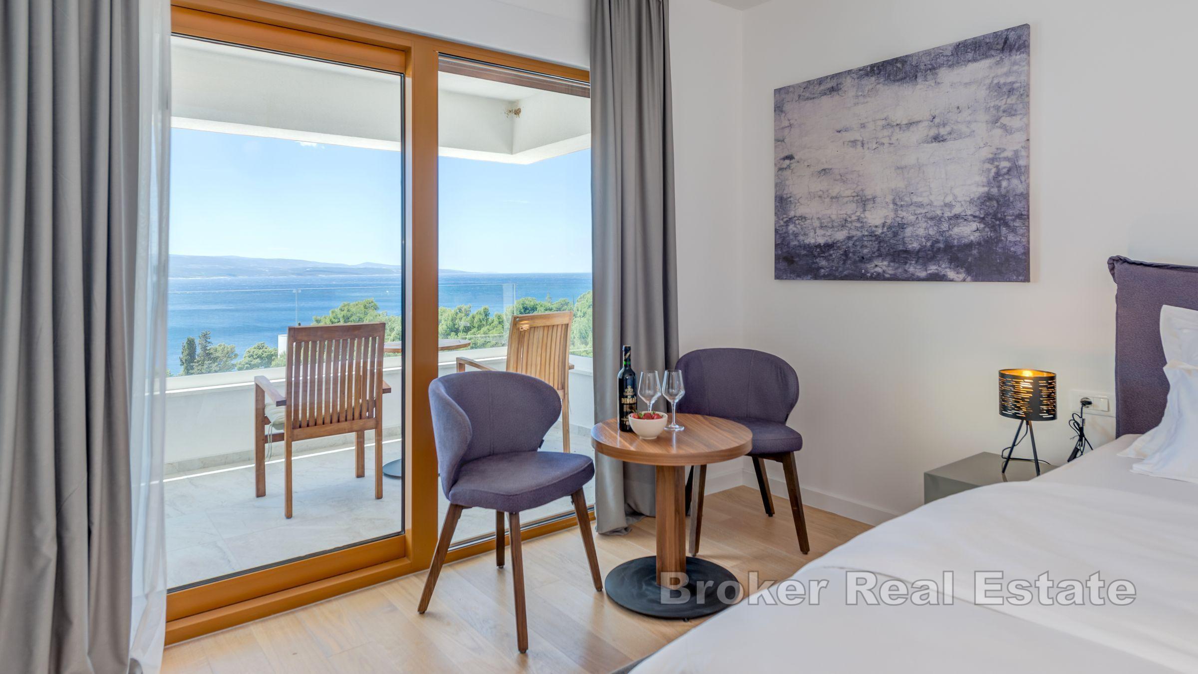 Willa z basenem i widokiem na otwarte morze