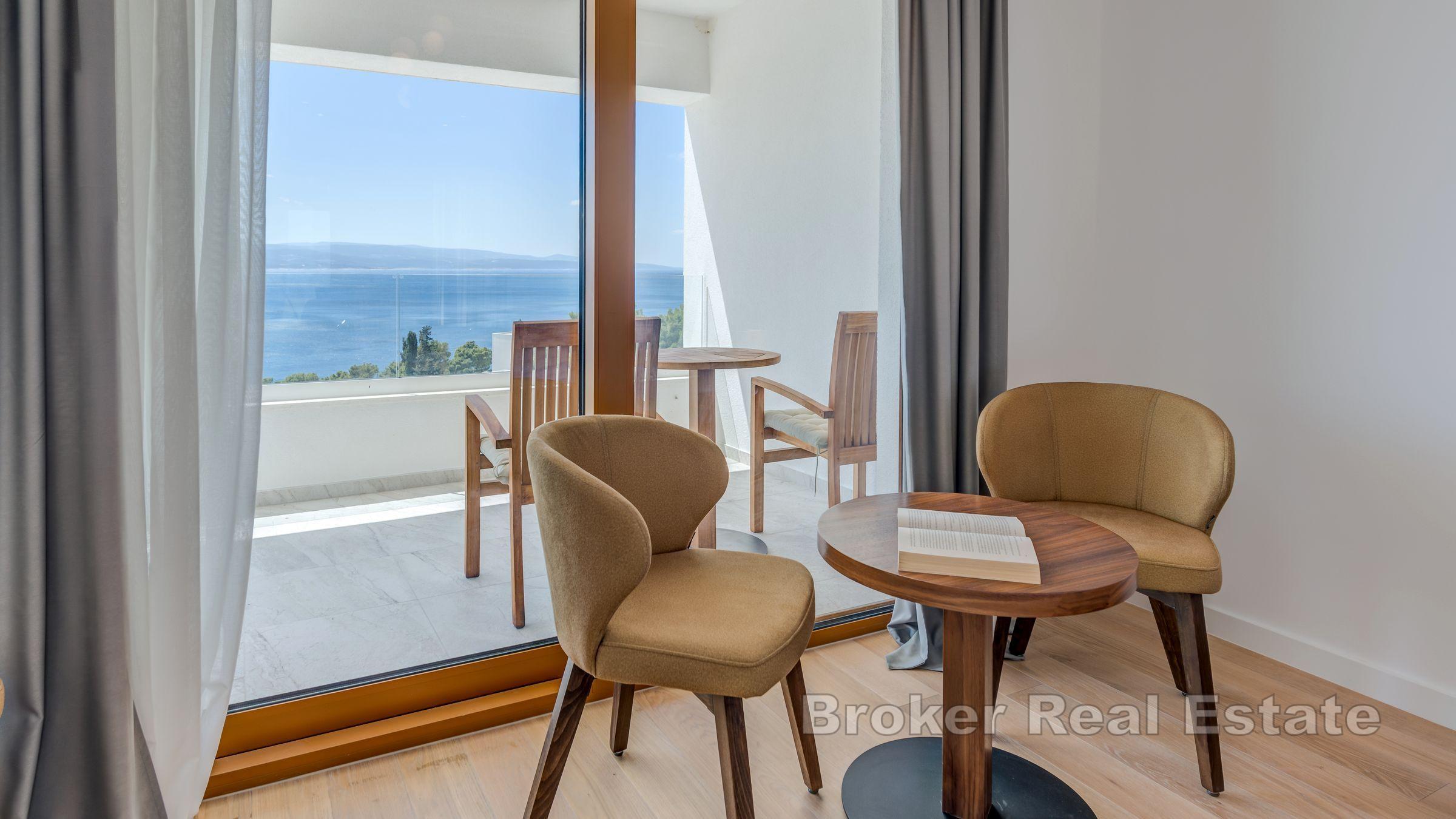 Willa z basenem i widokiem na otwarte morze