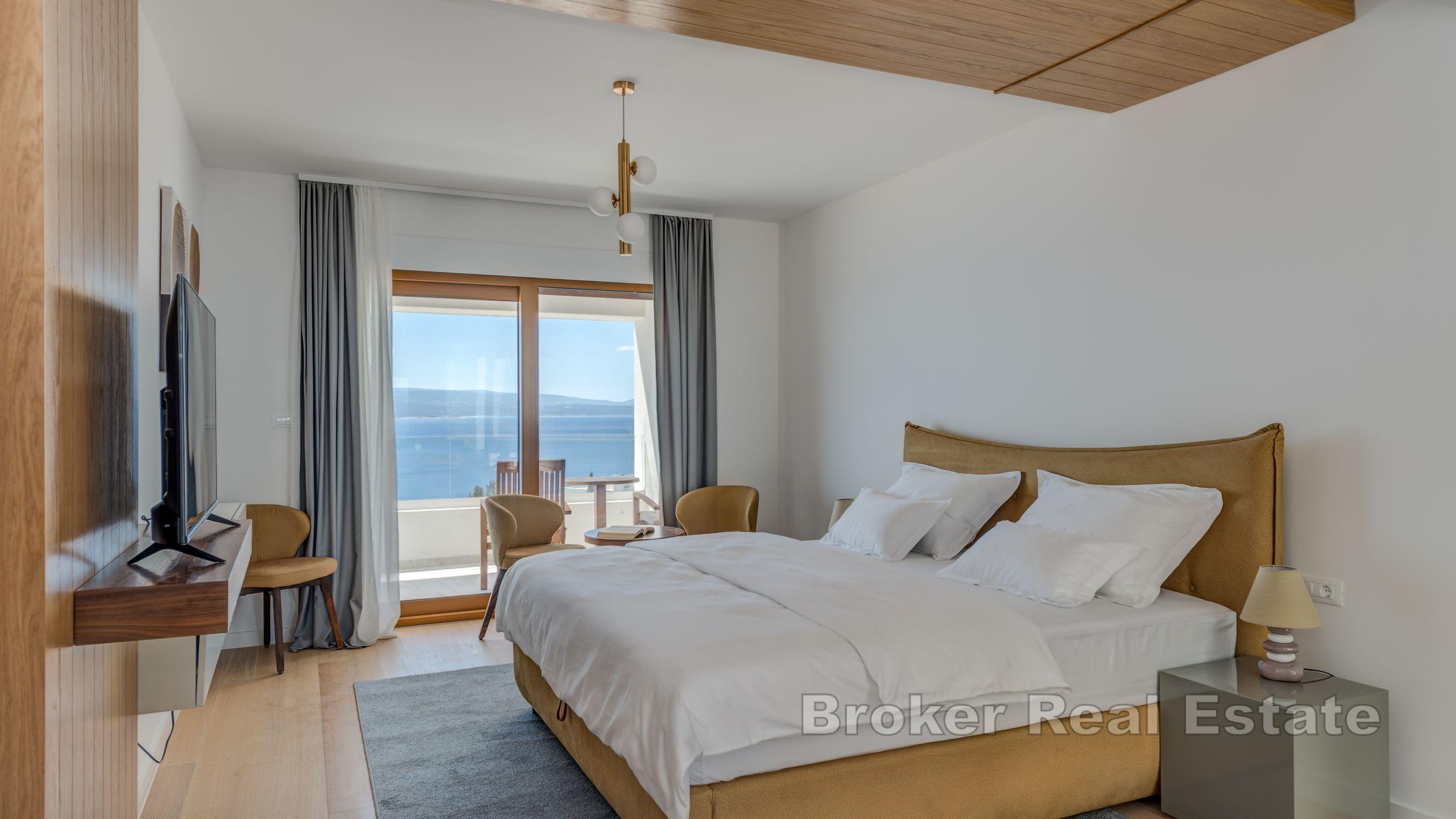 Willa z basenem i widokiem na otwarte morze