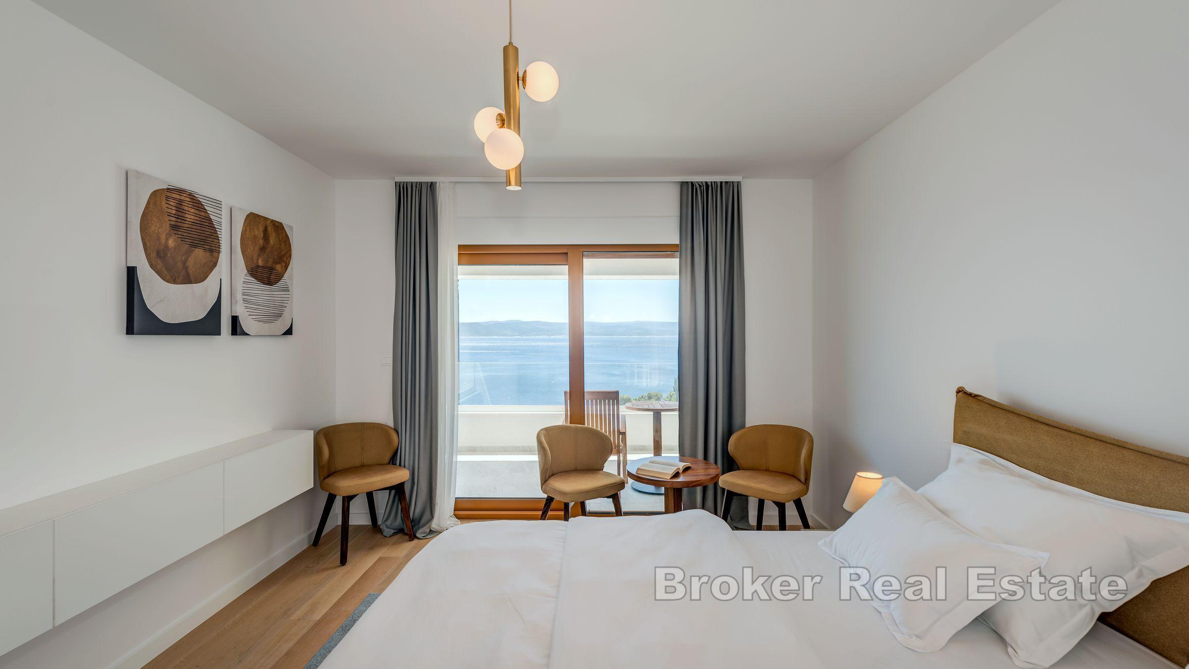 Willa z basenem i widokiem na otwarte morze