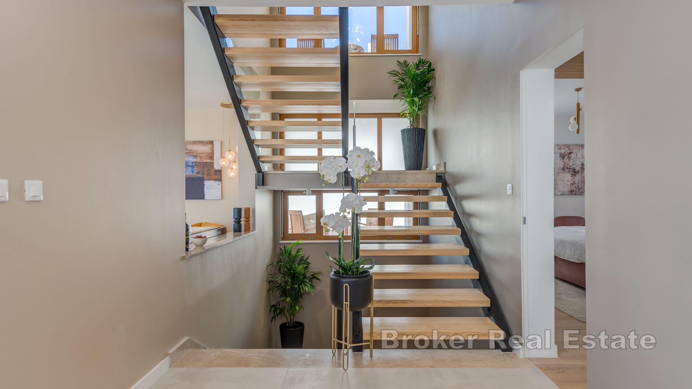 Willa z basenem i widokiem na otwarte morze