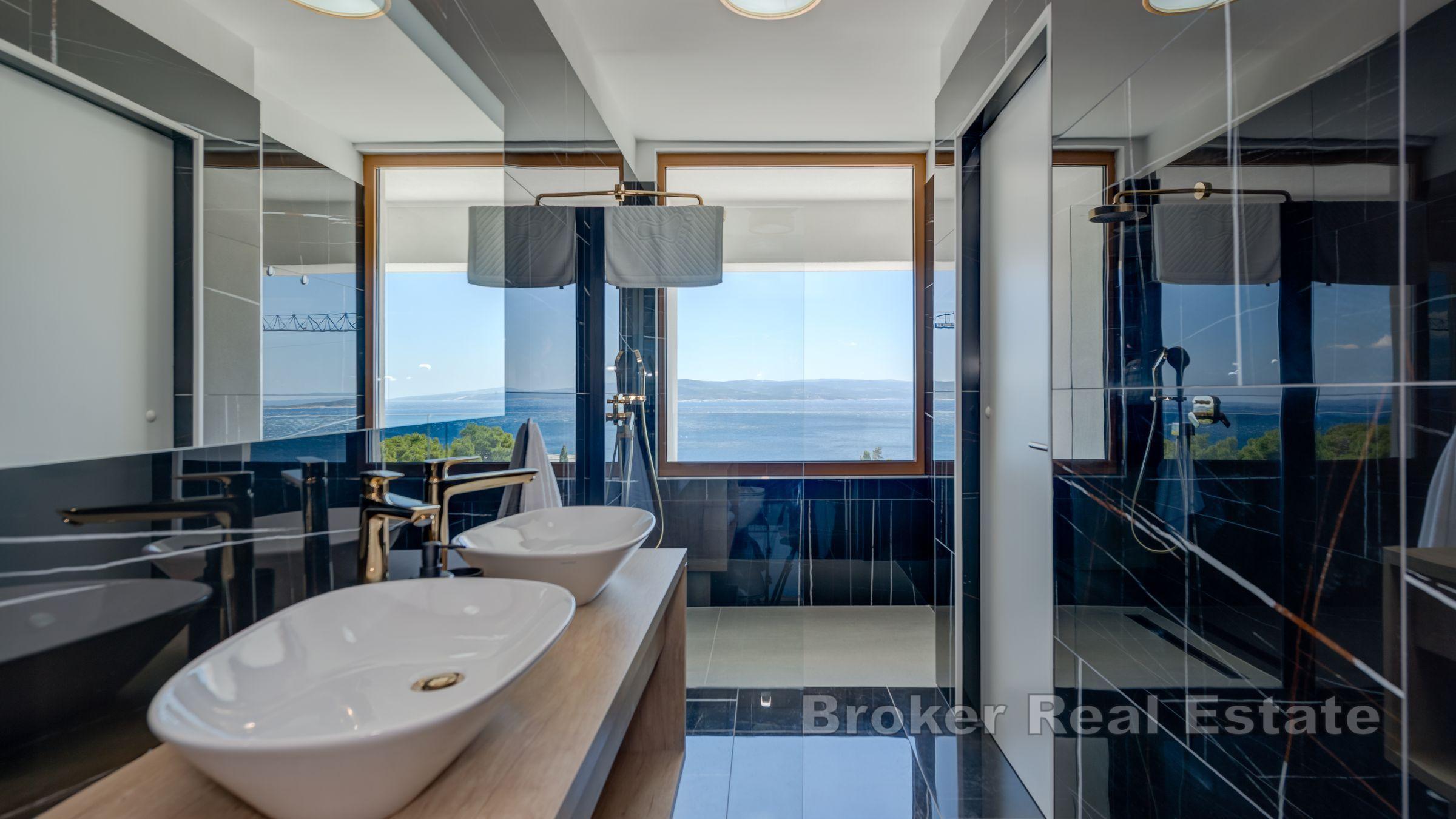 Willa z basenem i widokiem na otwarte morze