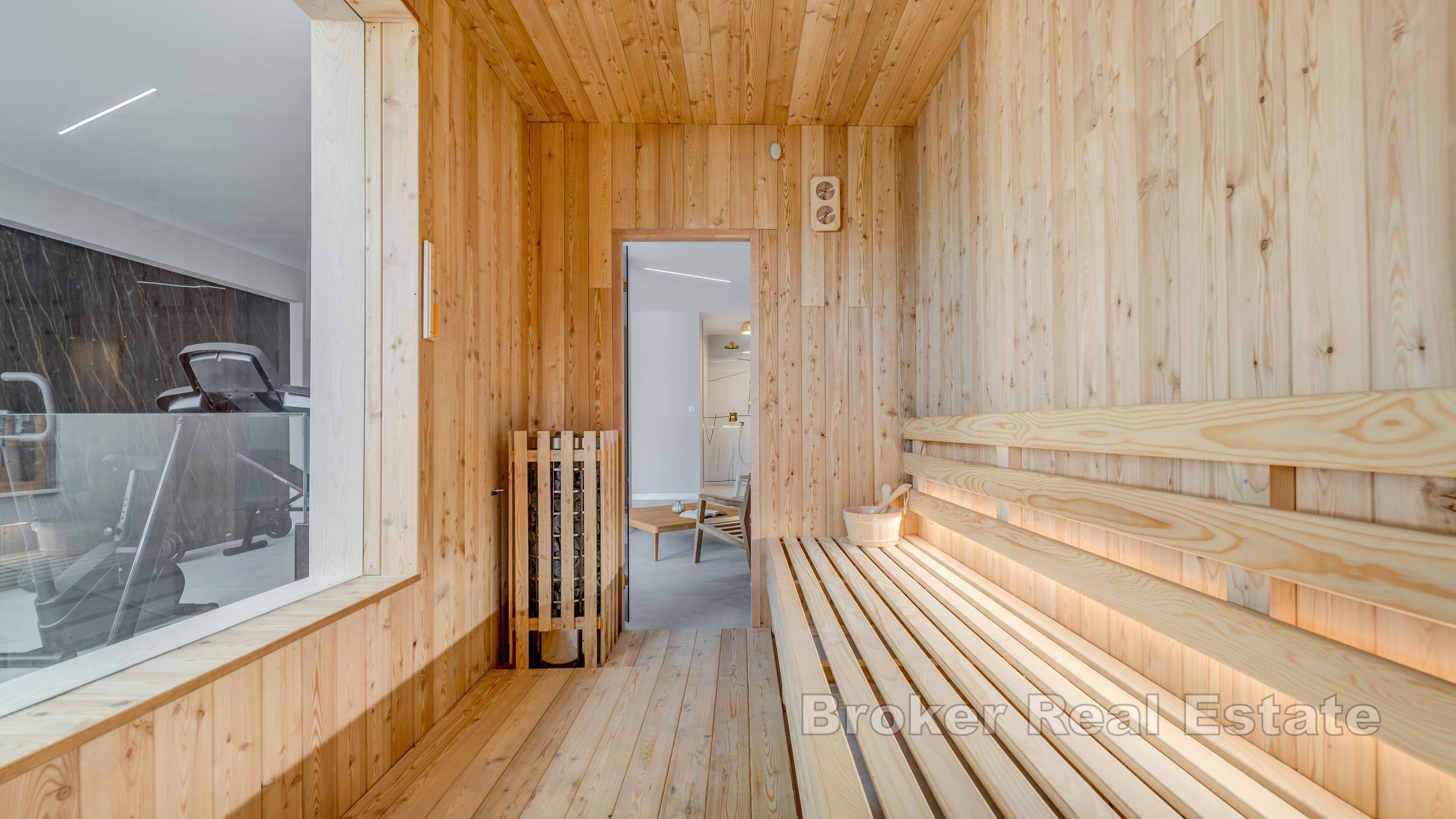 Willa z basenem i widokiem na otwarte morze