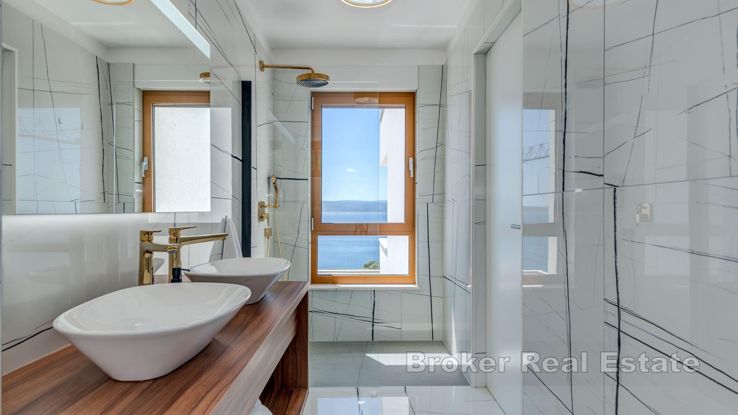 Willa z basenem i widokiem na otwarte morze