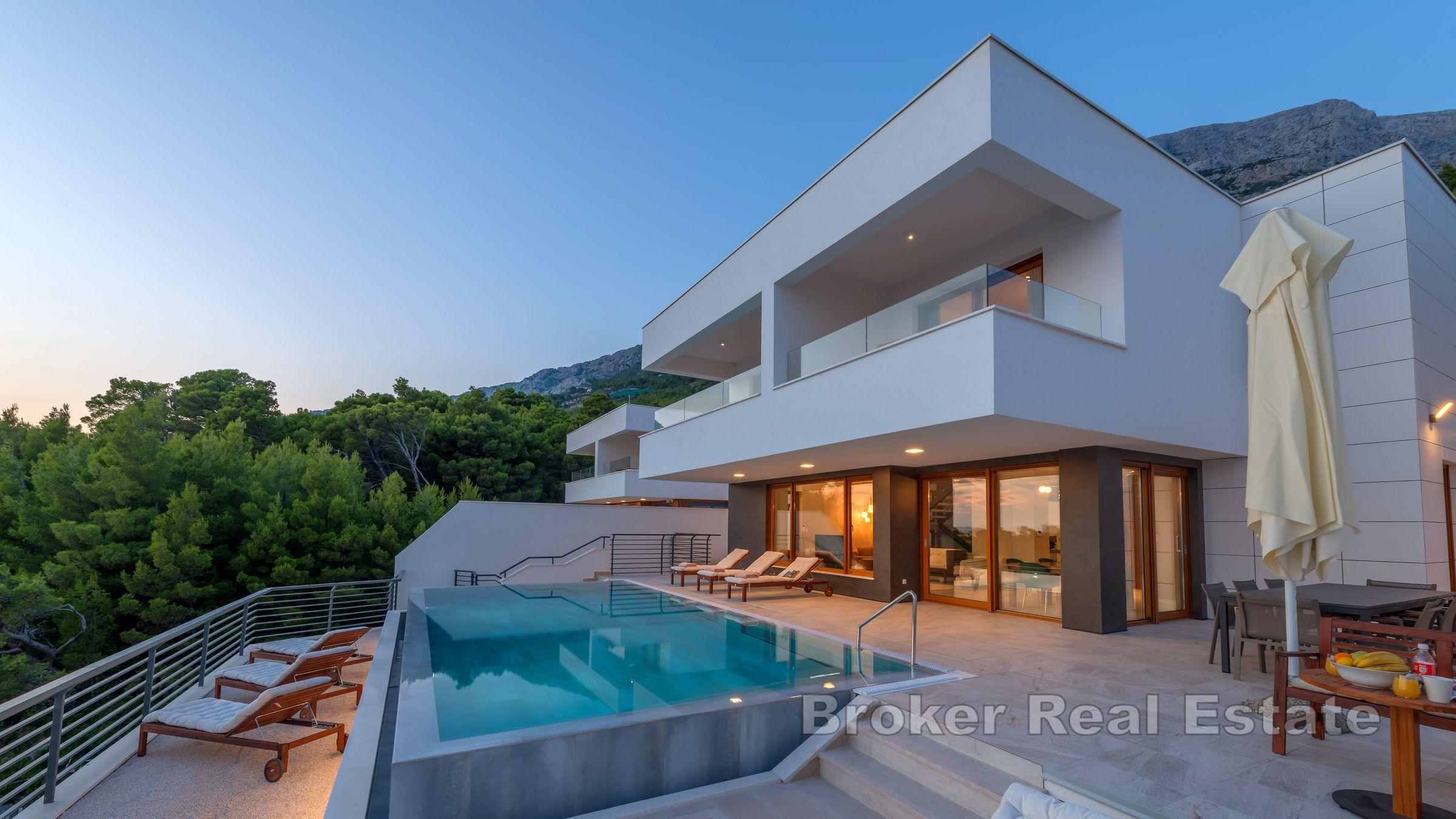 Willa z basenem i widokiem na otwarte morze