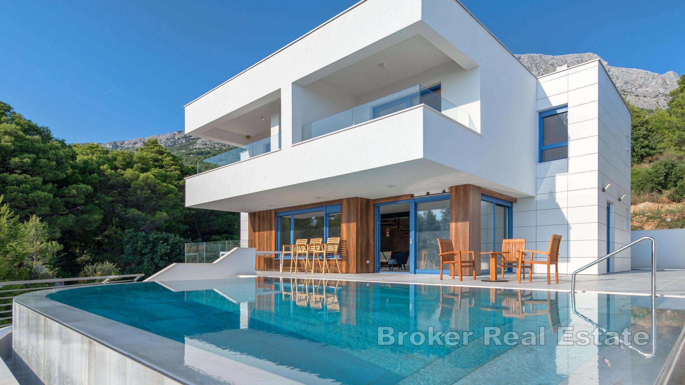 Villa nouvellement construite avec piscine