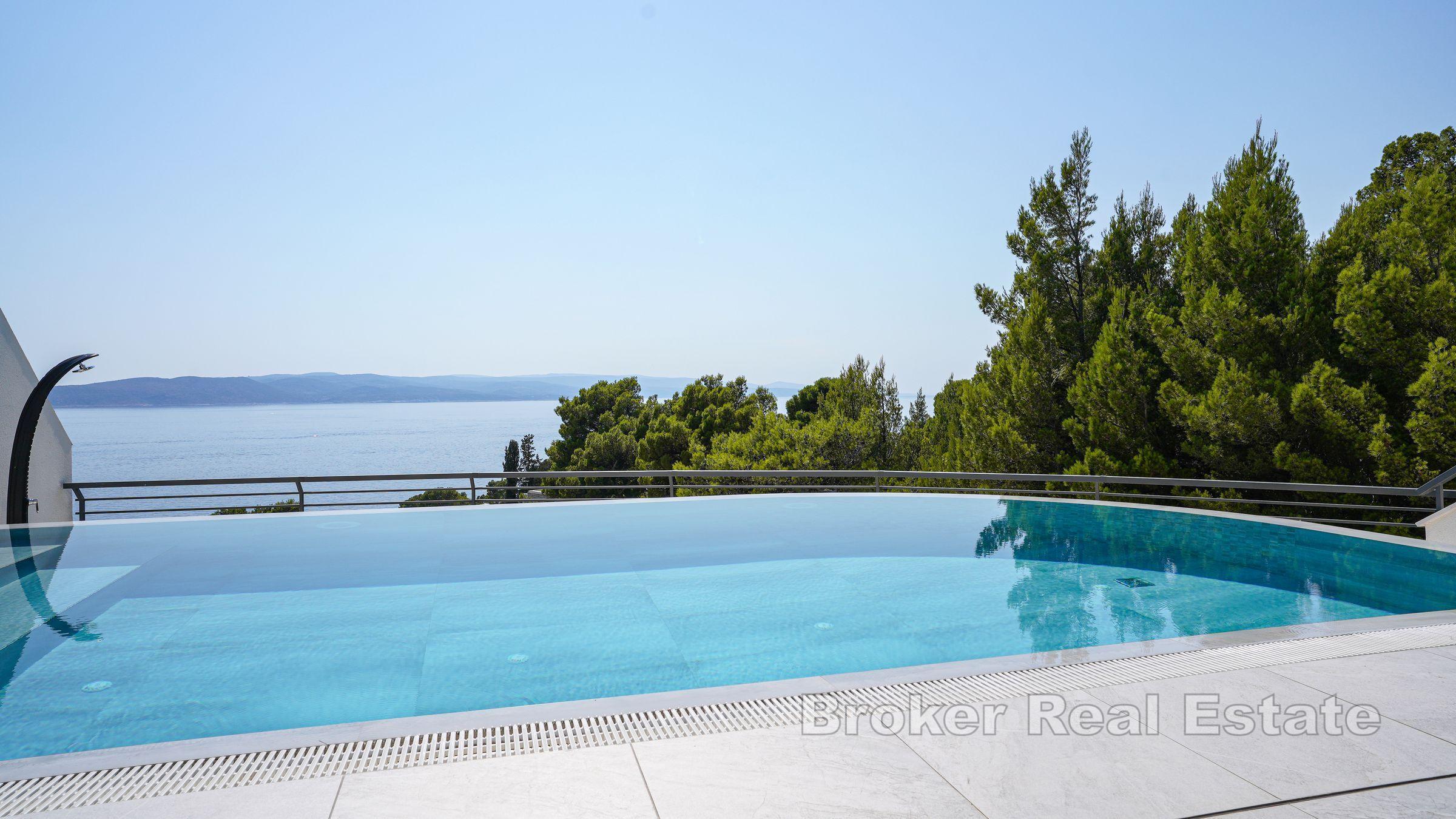 Villa nouvellement construite avec piscine