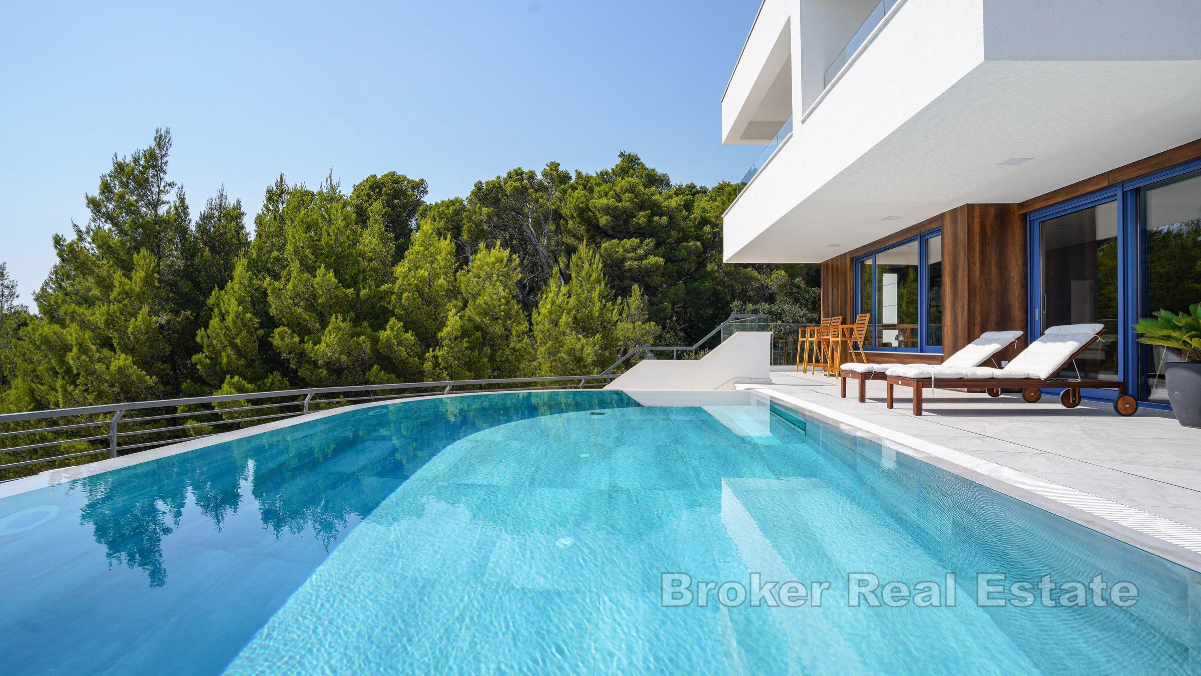 Villa nouvellement construite avec piscine