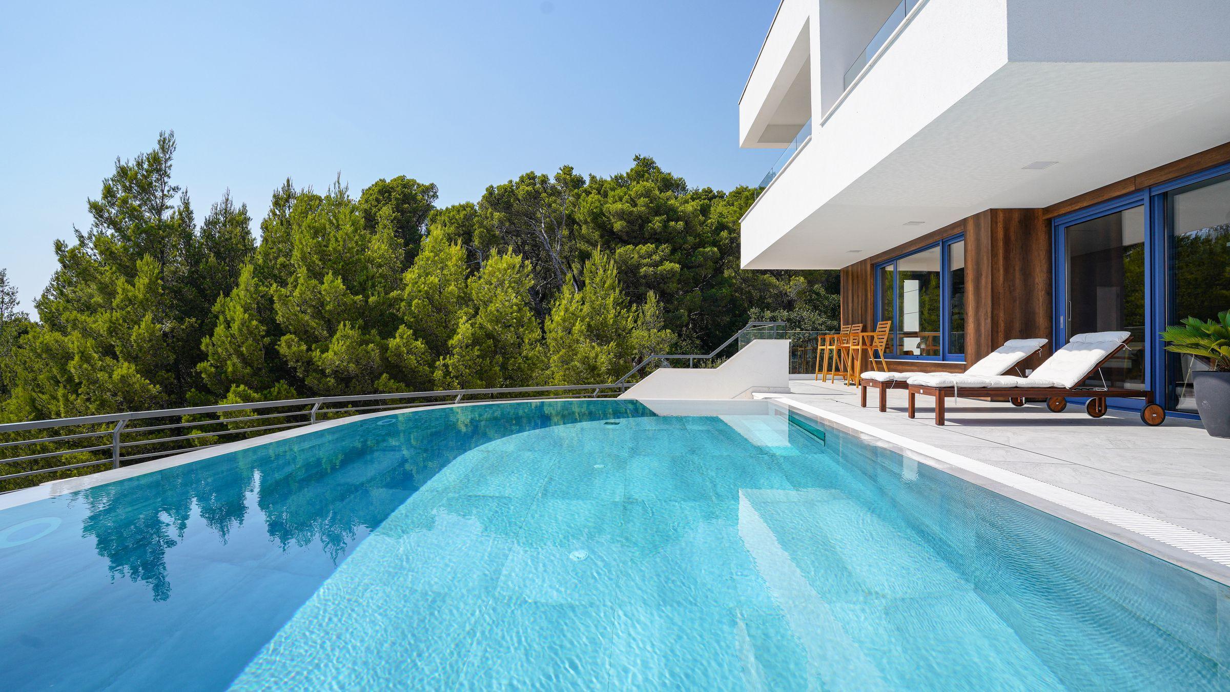 Nowo wybudowana willa z basenem