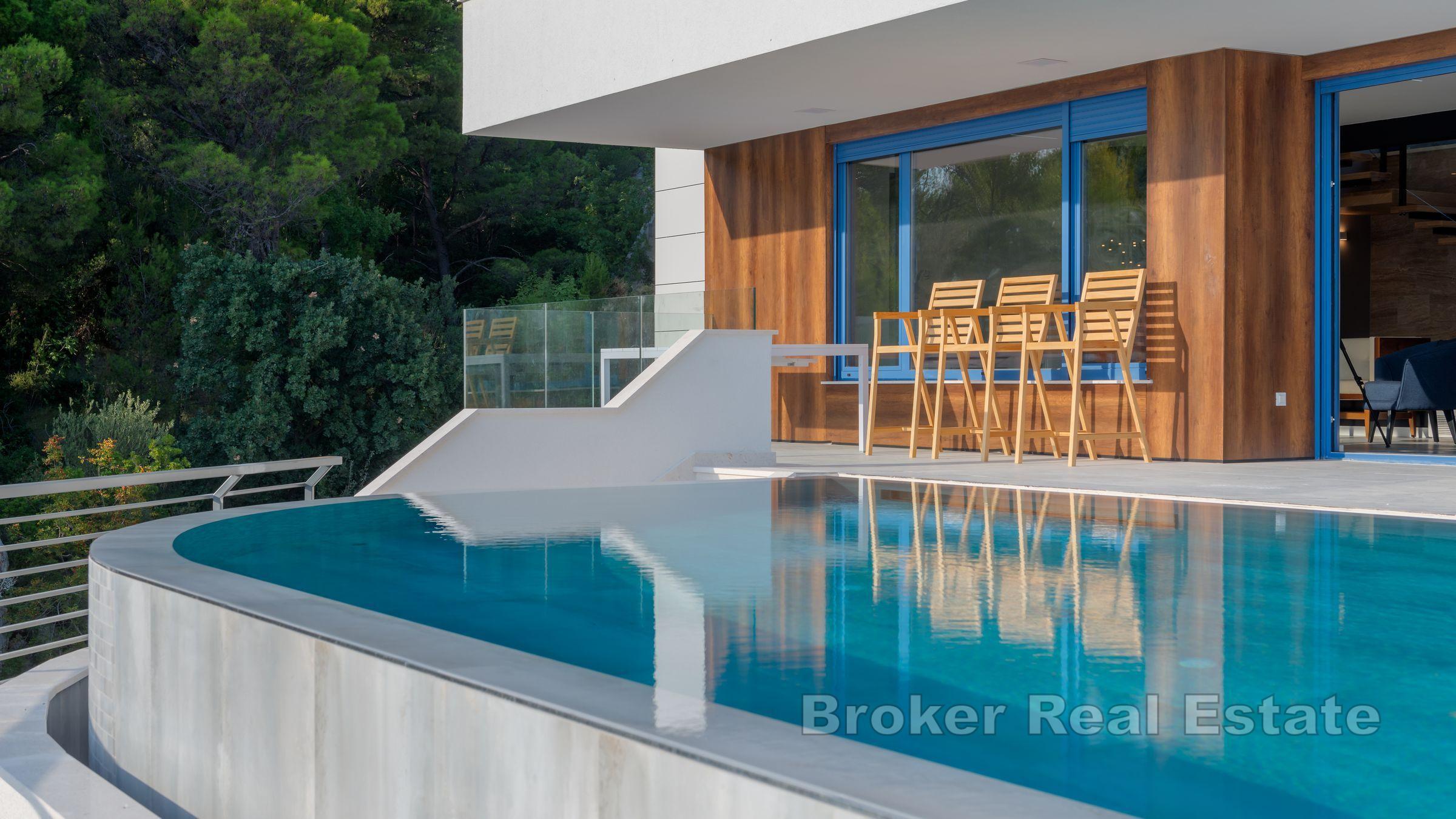 Villa nouvellement construite avec piscine