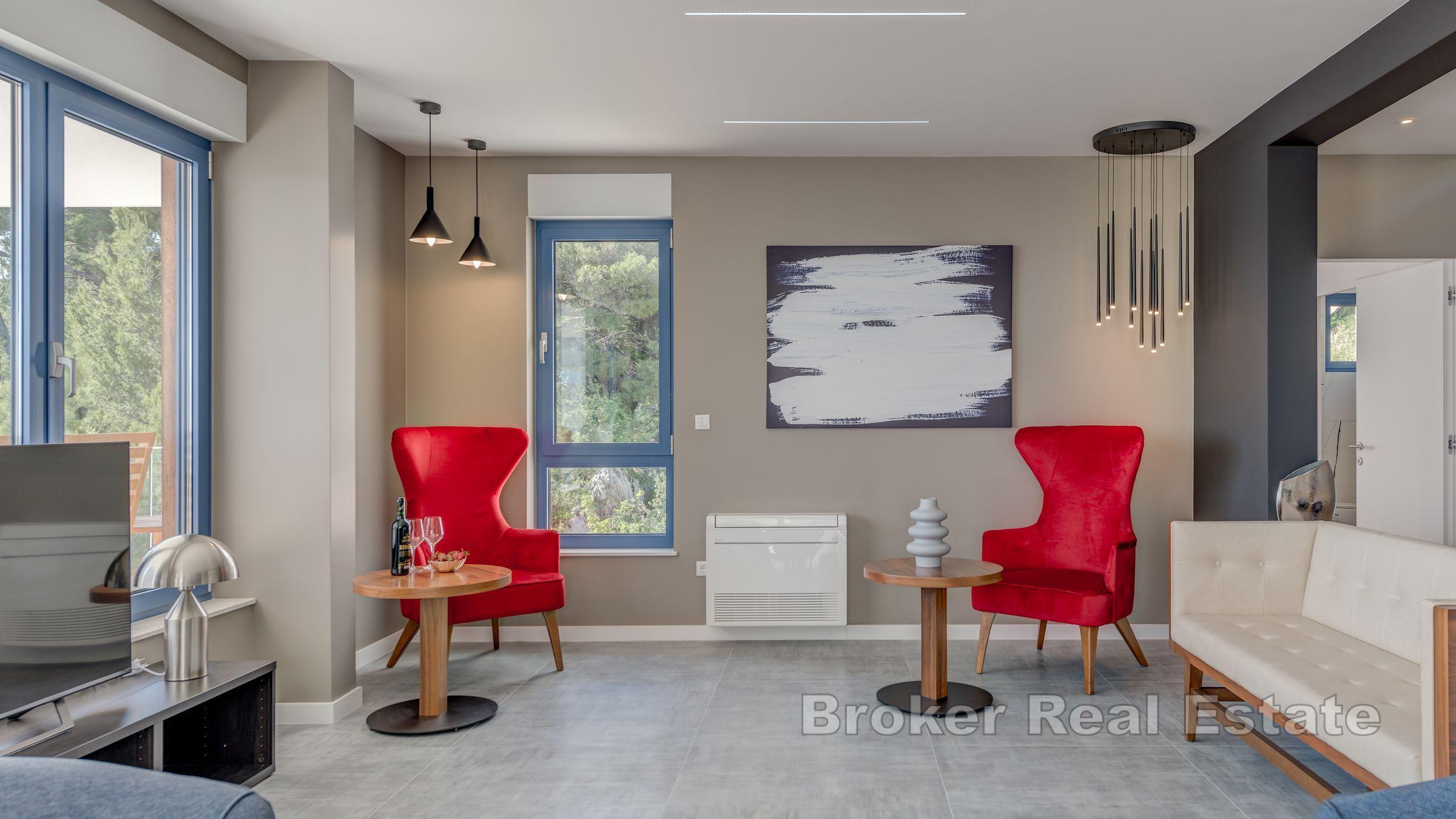 Villa nouvellement construite avec piscine