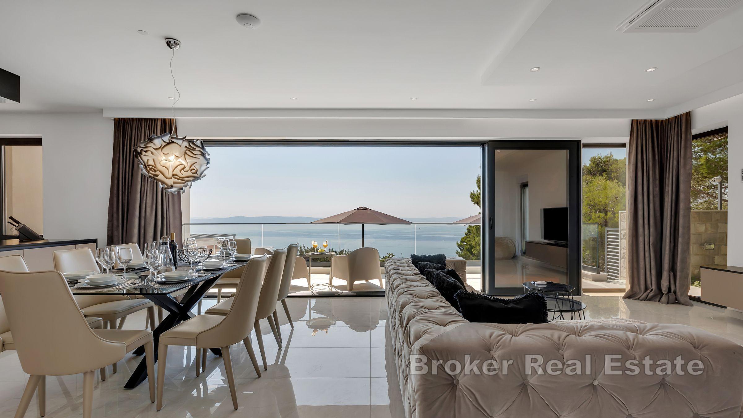 Nybyggd villa med panoramautsikt över havet