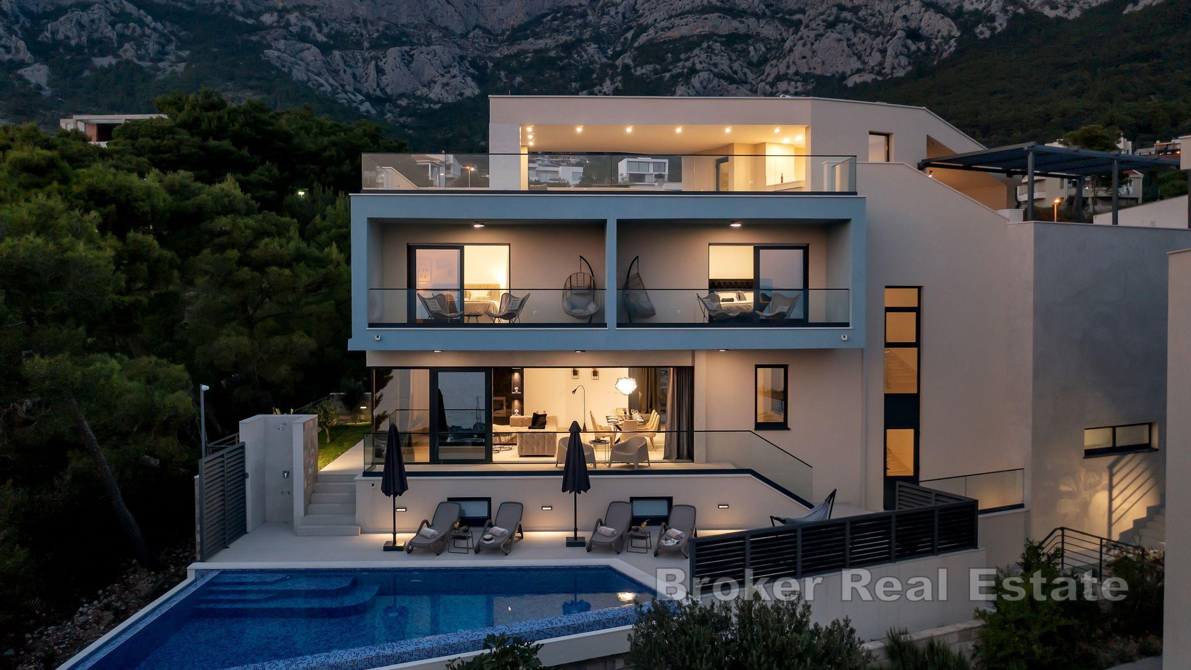 Villa nouvellement construite avec une vue panoramique sur la mer