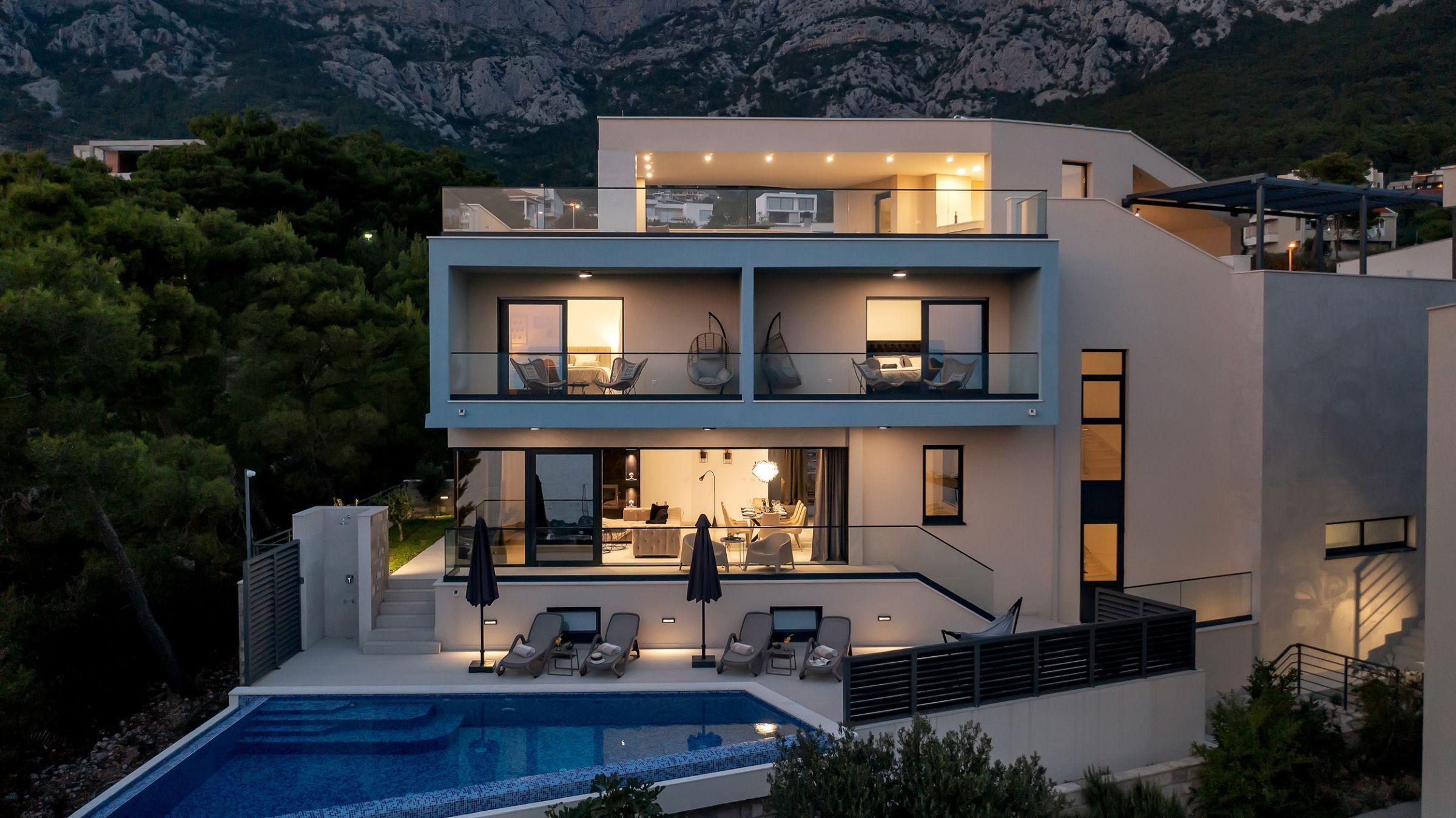 Nowo wybudowana willa z panoramicznym widokiem na morze