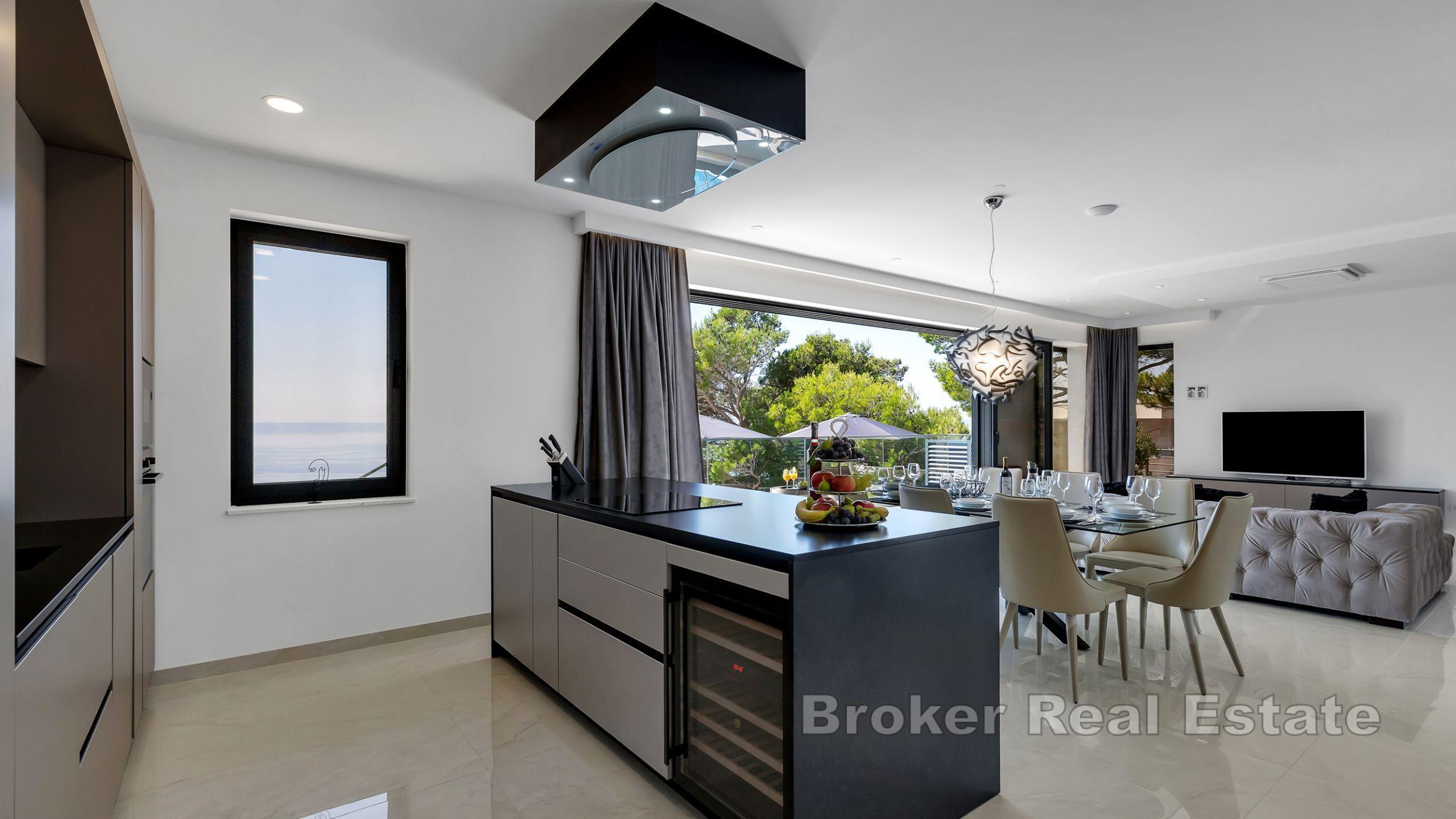 Nybyggd villa med panoramautsikt över havet