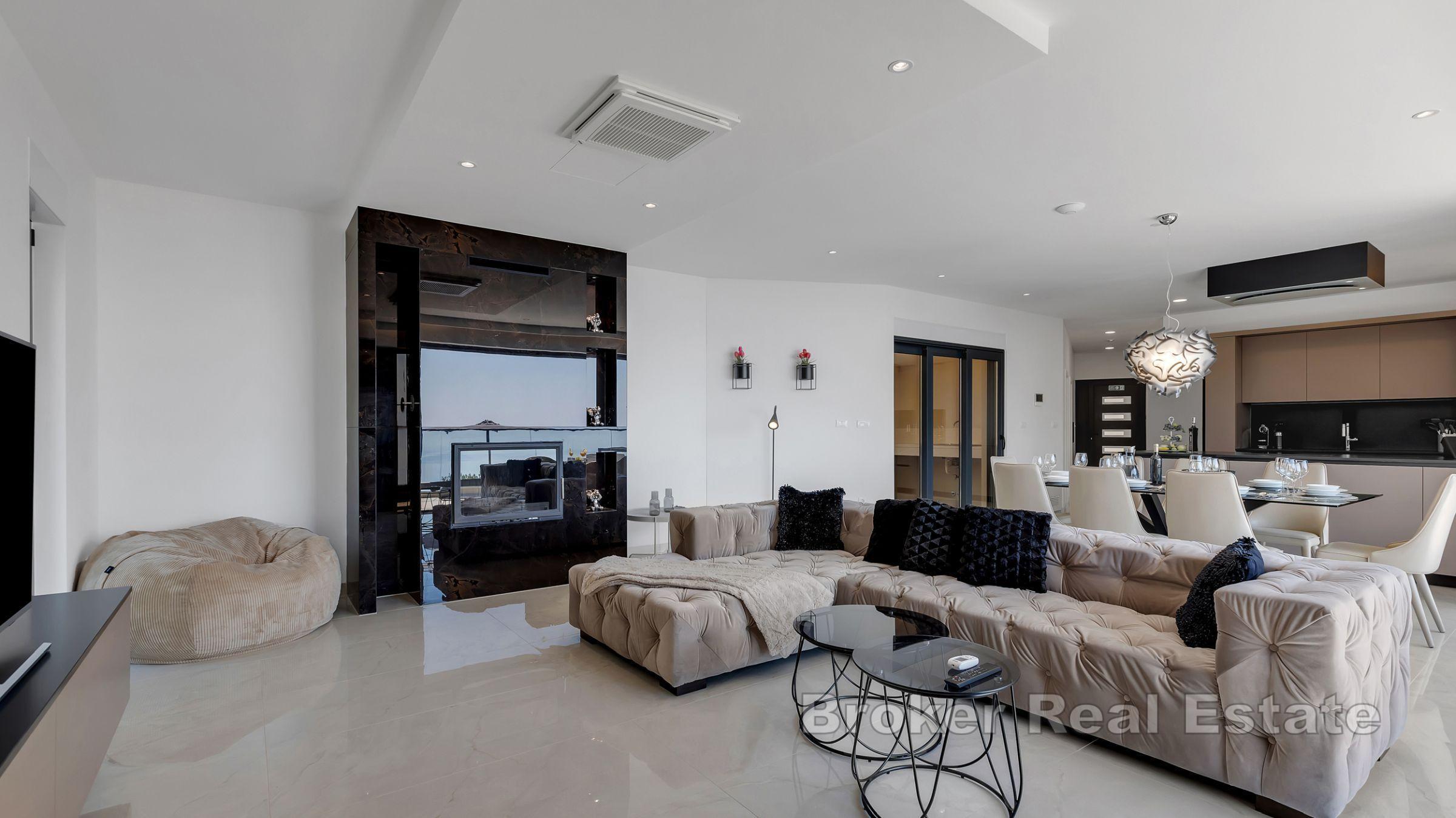 Nybyggd villa med panoramautsikt över havet