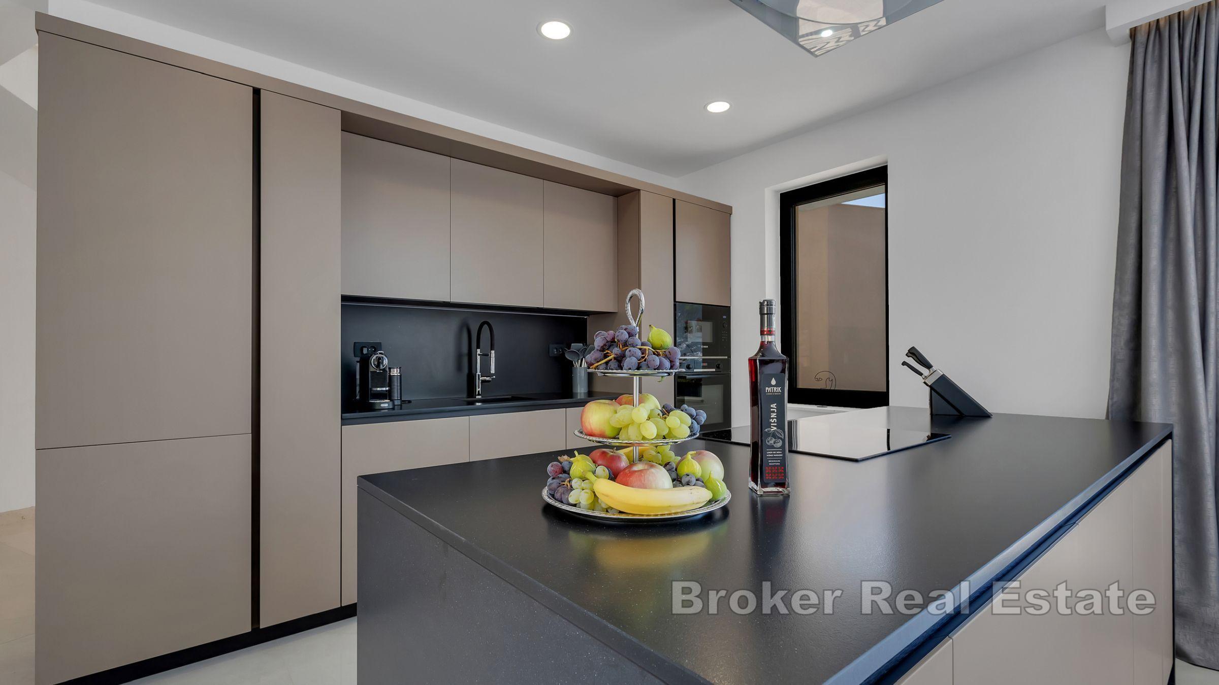 Nybygd villa med panoramautsikt over havet