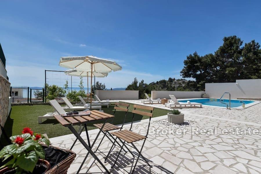 Casa con piscina e vista mare