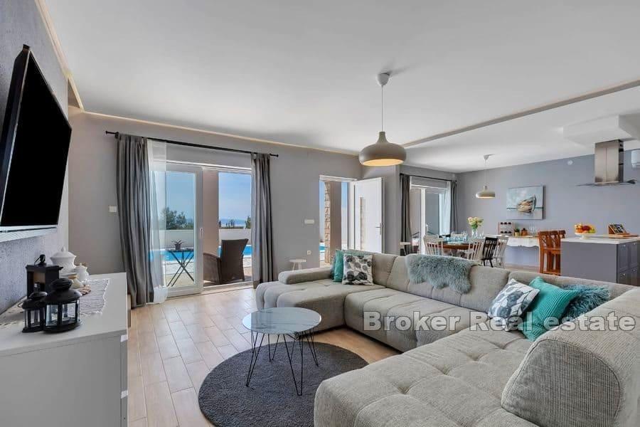 Casa con piscina e vista mare