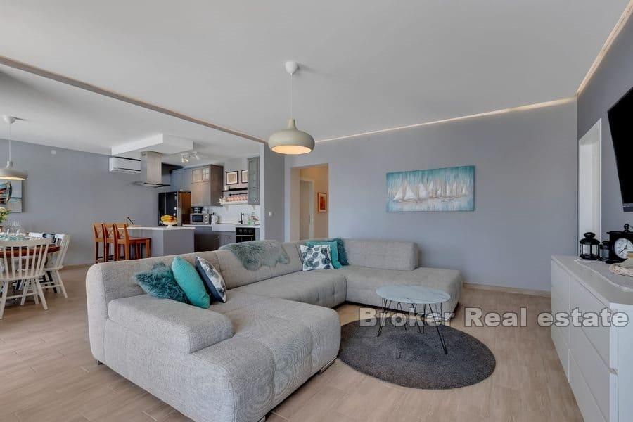 Casa con piscina e vista mare