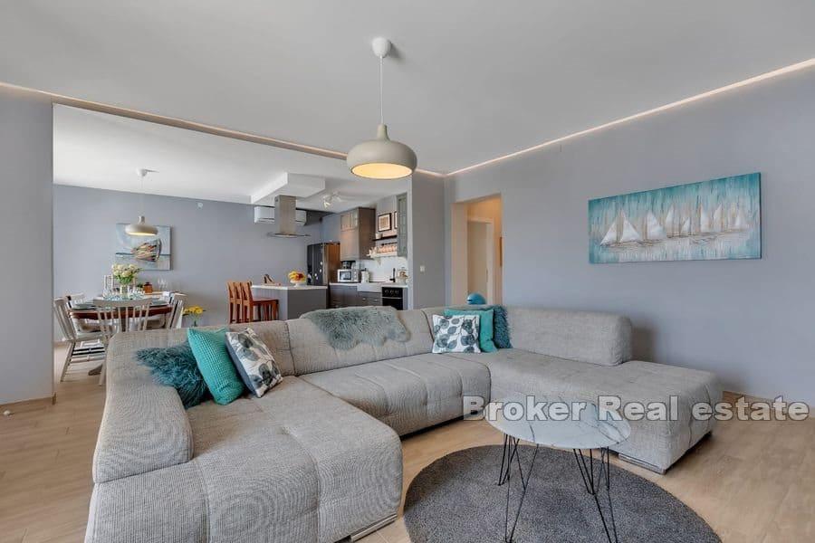 Casa con piscina e vista mare