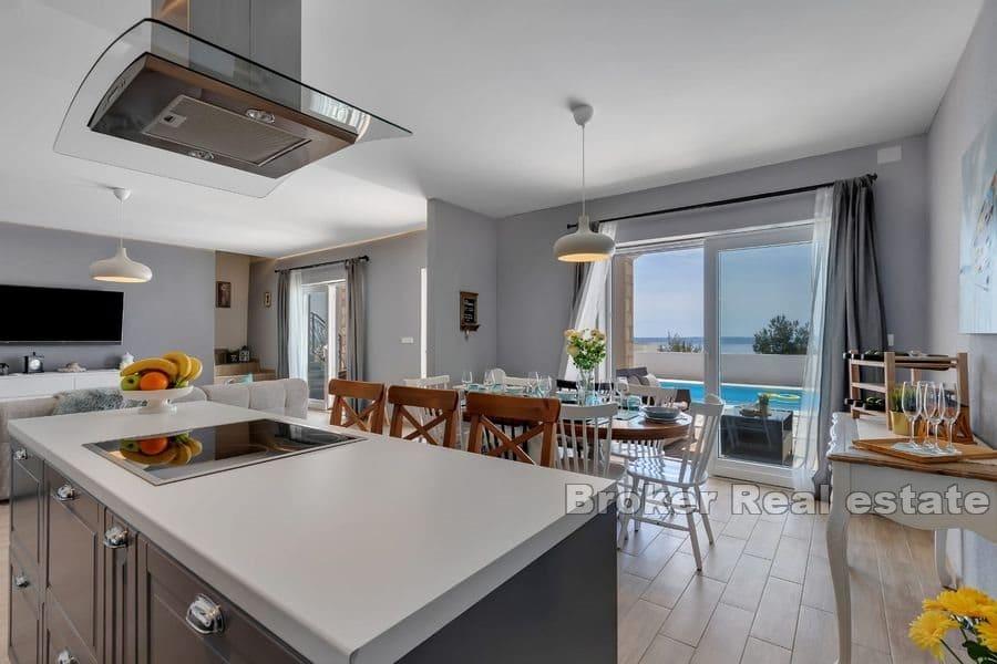 Casa con piscina e vista mare