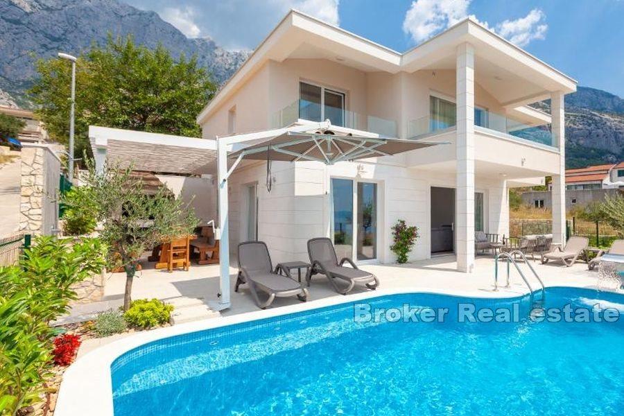 Villa with pool and sea view