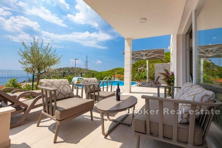 Willa z basenem i widokiem na morze