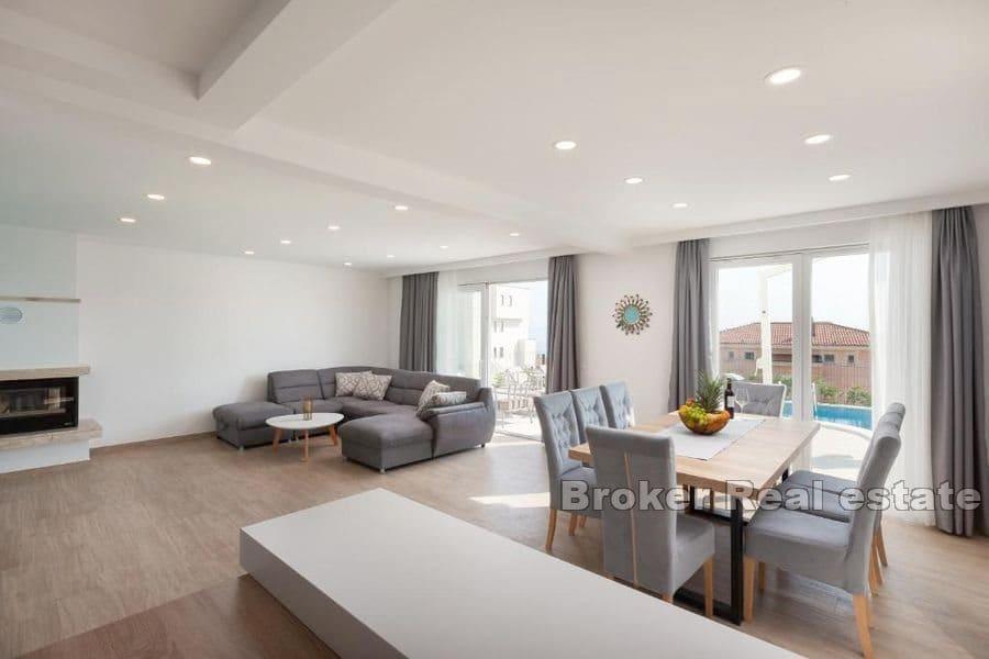 Willa z basenem i widokiem na morze