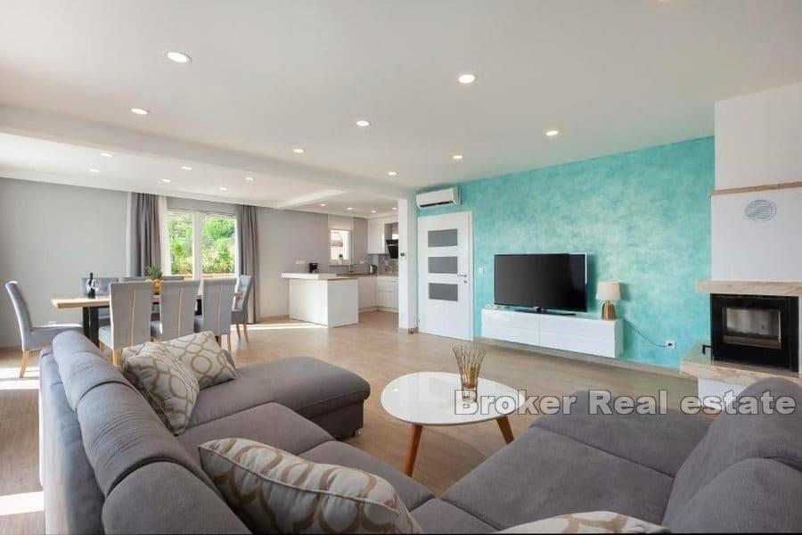 Willa z basenem i widokiem na morze