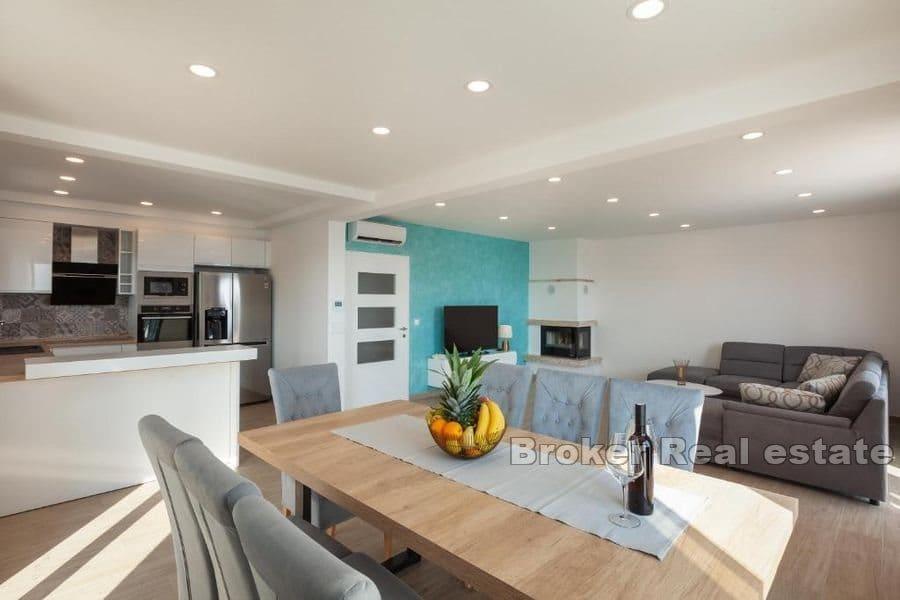 Willa z basenem i widokiem na morze