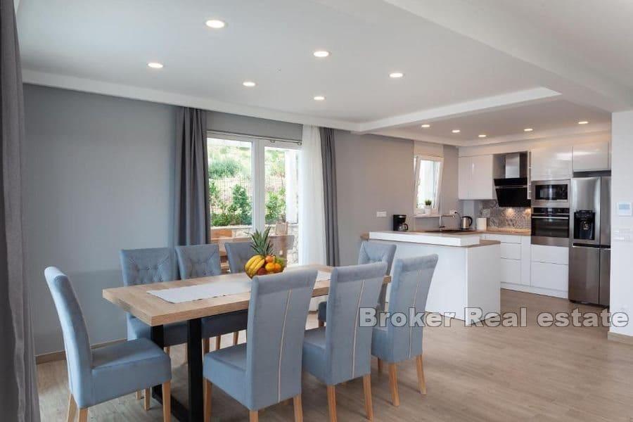 Villa med pool och havsutsikt