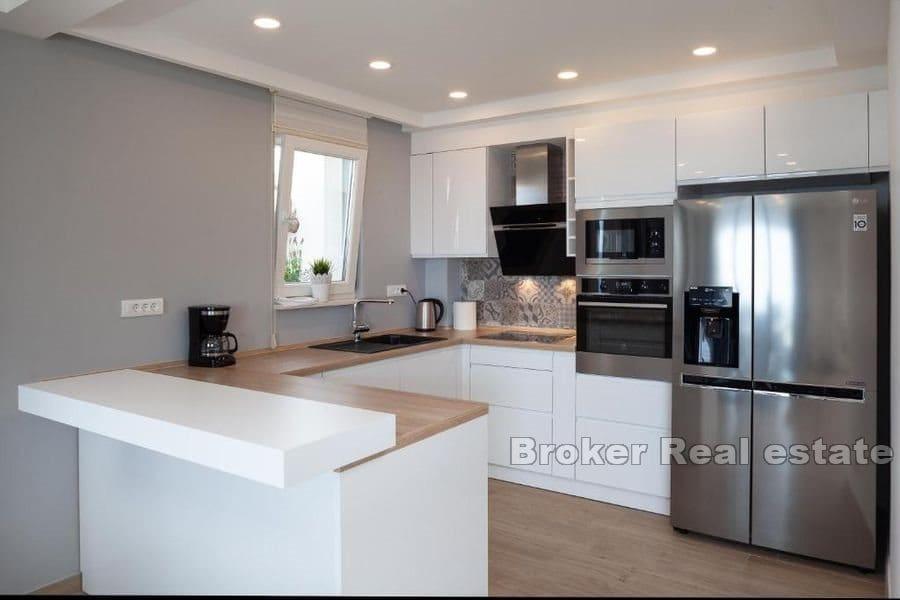 Villa med pool och havsutsikt